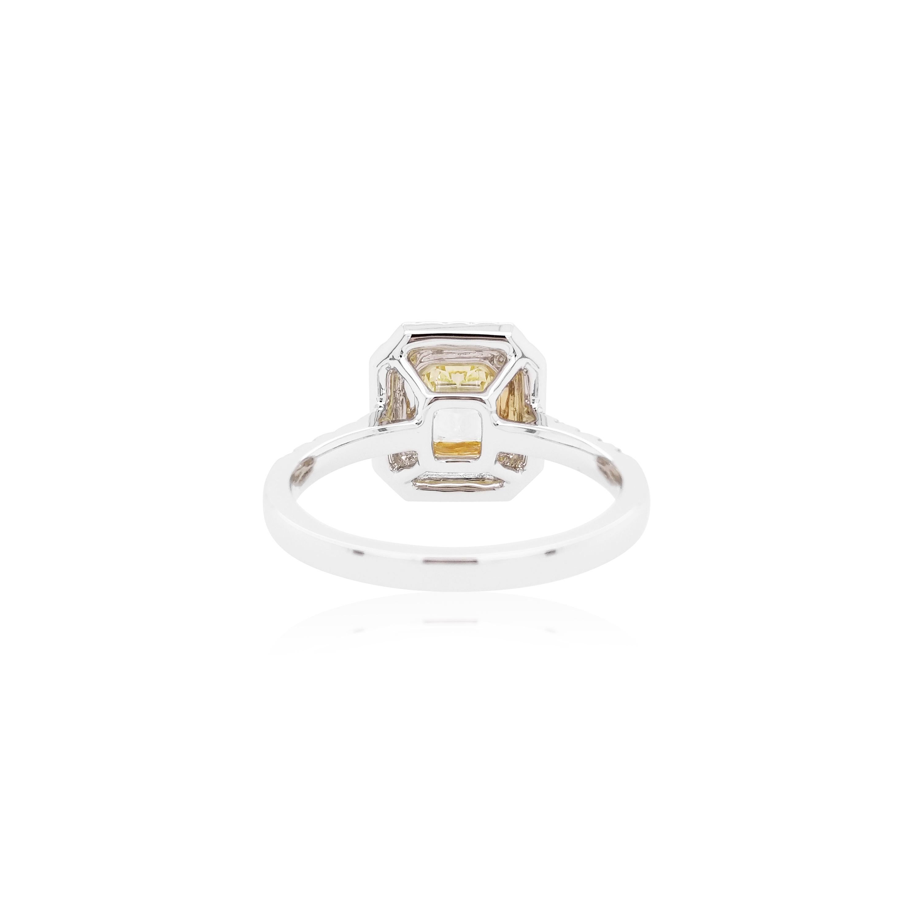 Anello con diamante naturale Fancy Yellow con un diamante a taglio rettangolare e diamanti gialli a taglio brillante e diamanti bianchi. Realizzato in oro 18 carati. 

Vero e proprio capolavoro di lusso, questo anello è più di un semplice gioiello: