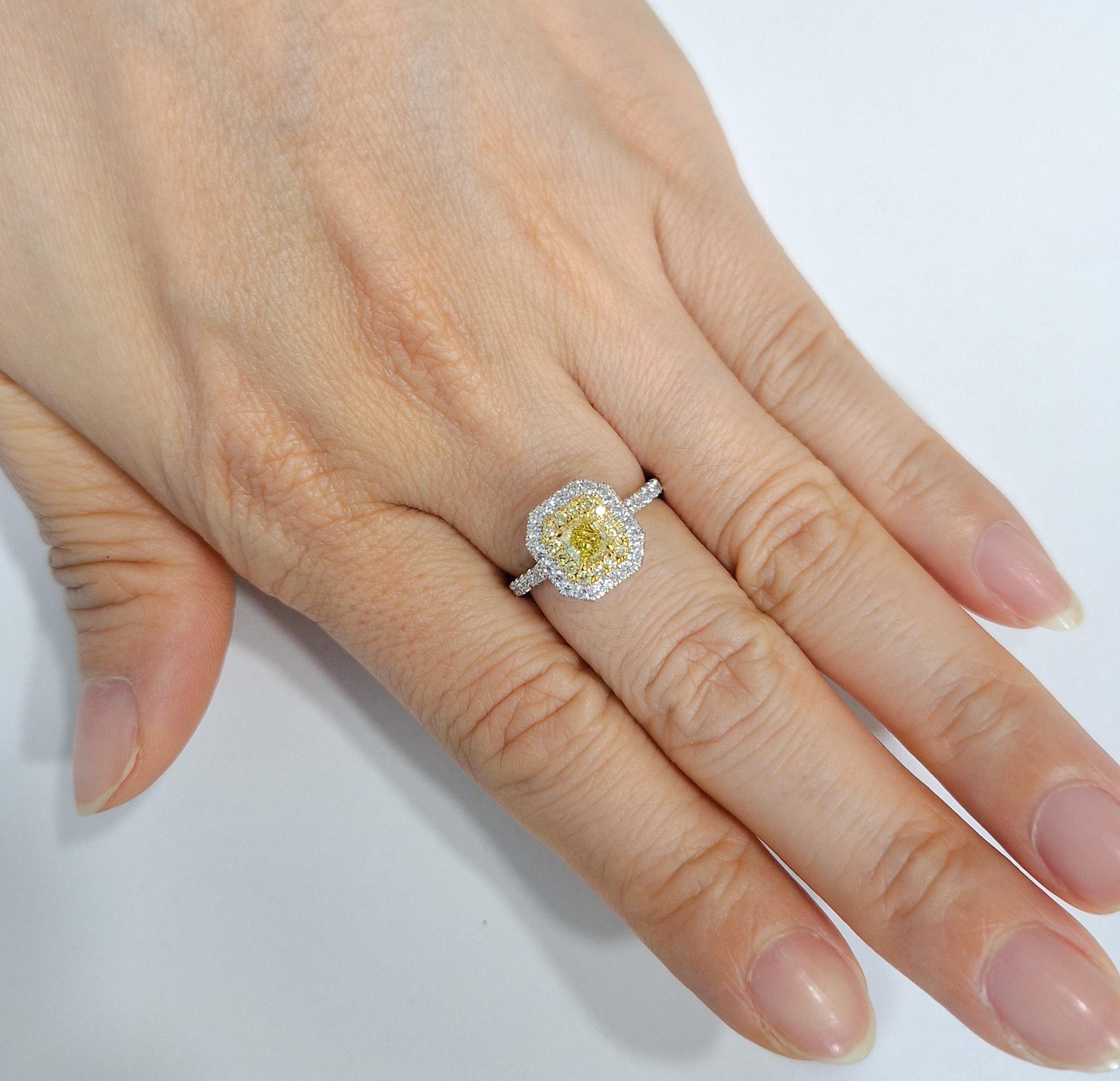 Anello in oro 18 carati con diamante giallo e diamante bianco certificato GIA In condizioni Nuovo in vendita a Hong Kong, HK