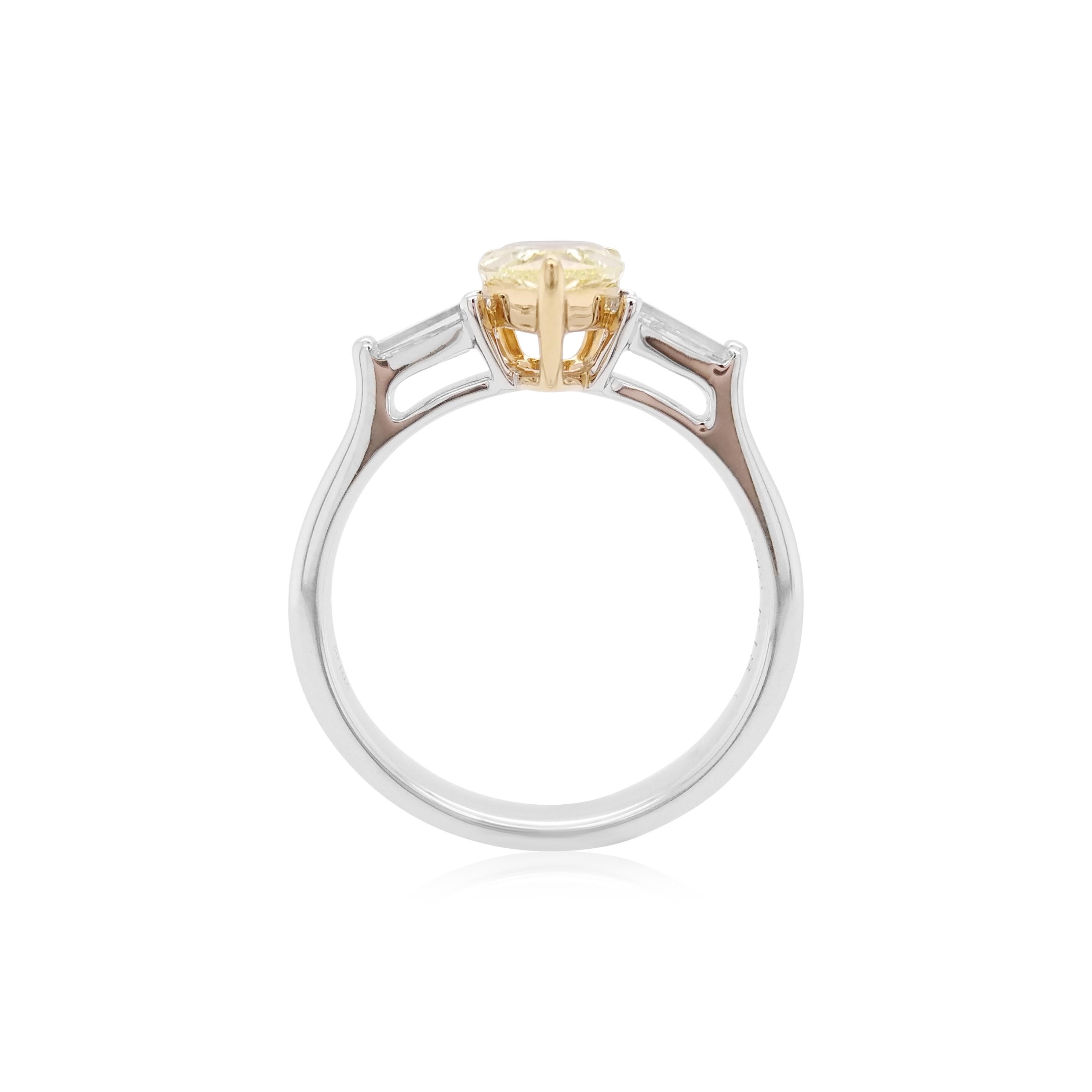 Contemporain Bague de fiançailles en or 18 carats avec diamant jaune fantaisie et diamant blanc certifié GIA en vente