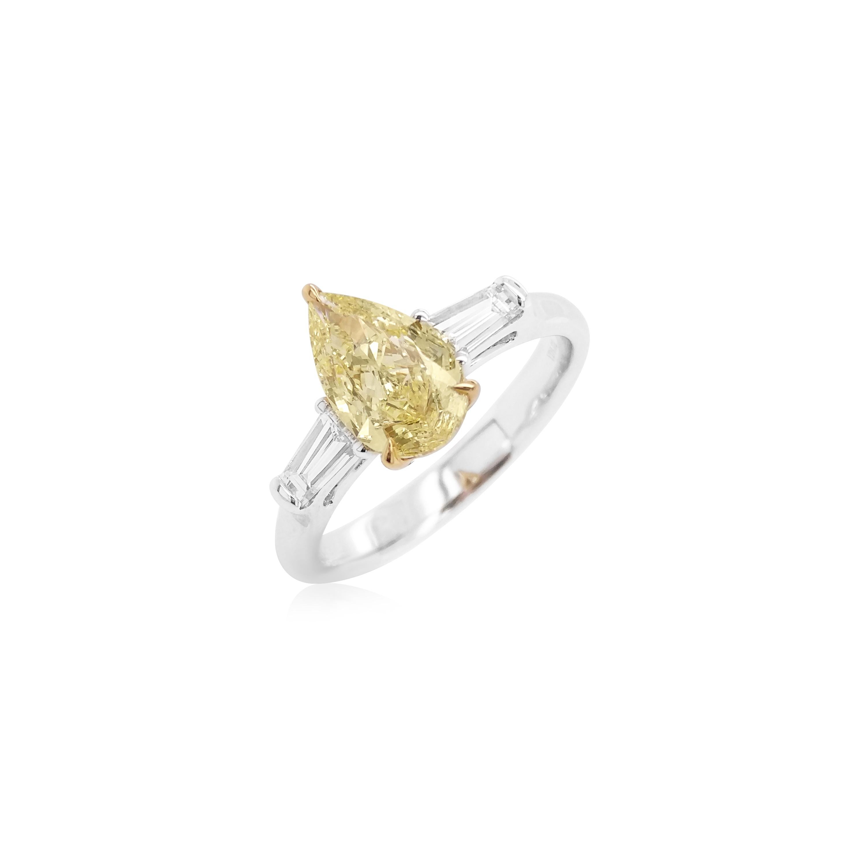 Taille poire Bague de fiançailles en or 18 carats avec diamant jaune fantaisie et diamant blanc certifié GIA en vente