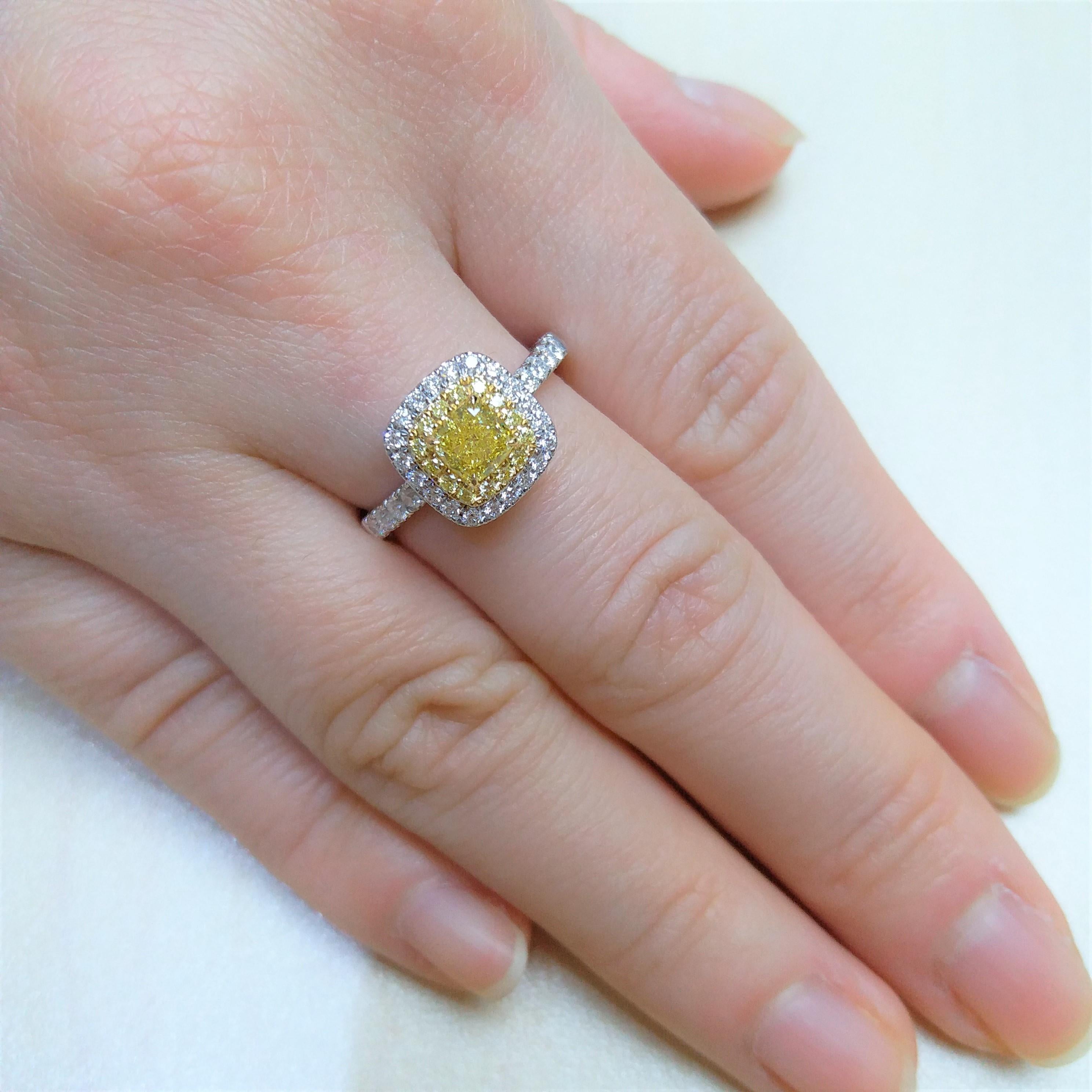 Bague fantaisie en or K18 avec diamant jaune et diamant blanc certifié GIA Pour femmes en vente