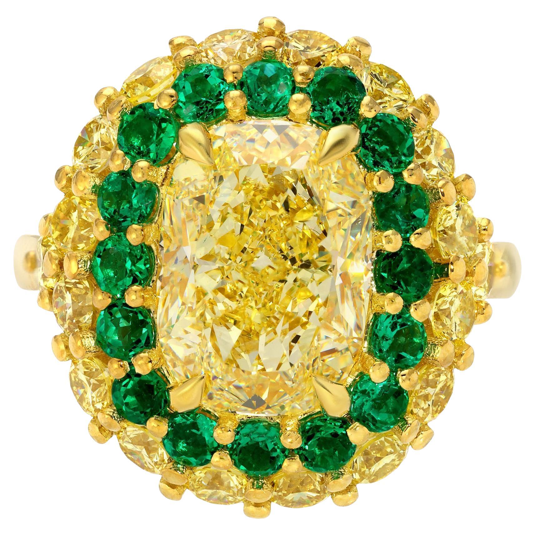 GIA Certificado Fancy Amarillo Anillo de Cóctel de Diamantes Esmeralda Halo 6 Quilates Total