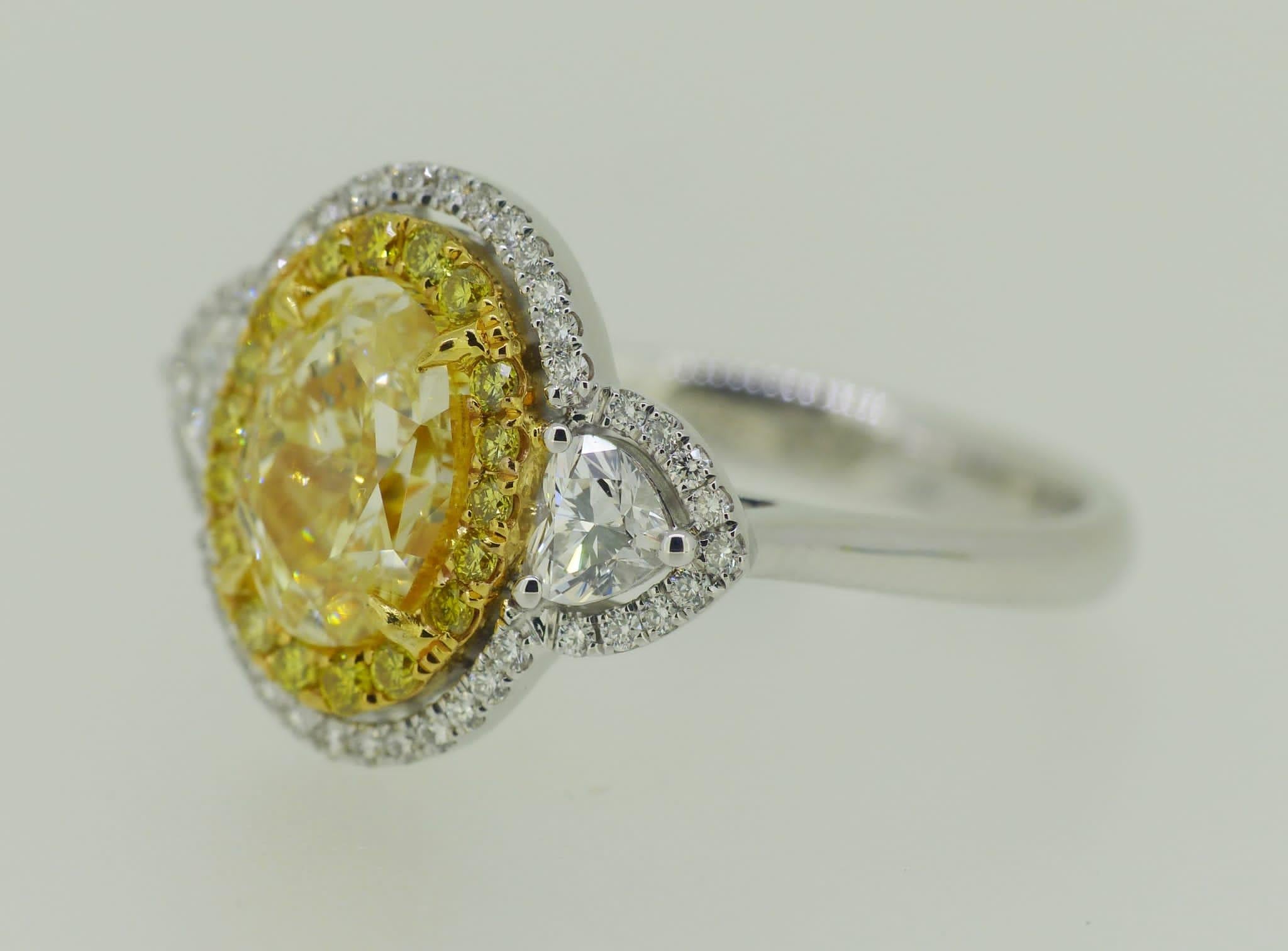 Un design époustouflant pour cet incroyable diamant GIA de couleur fantaisie  jaune ct 2, VS2 et les diamants latéraux taille cœur ct 0,37 G/VS-SI et autour les diamants ronds taille brillant....