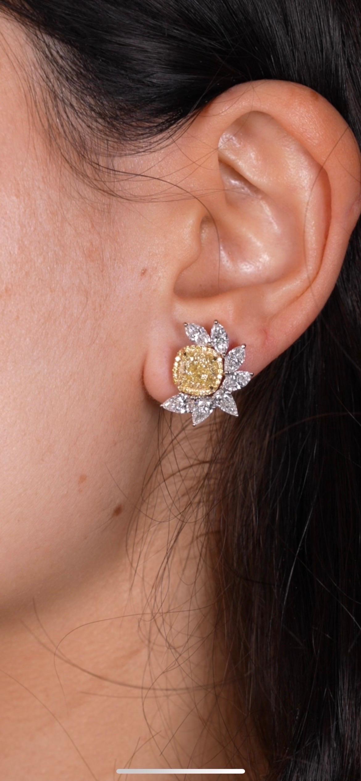 GIA-zertifizierte gelbe Fancy-Diamant-Ohrringe (Kissenschliff) im Angebot