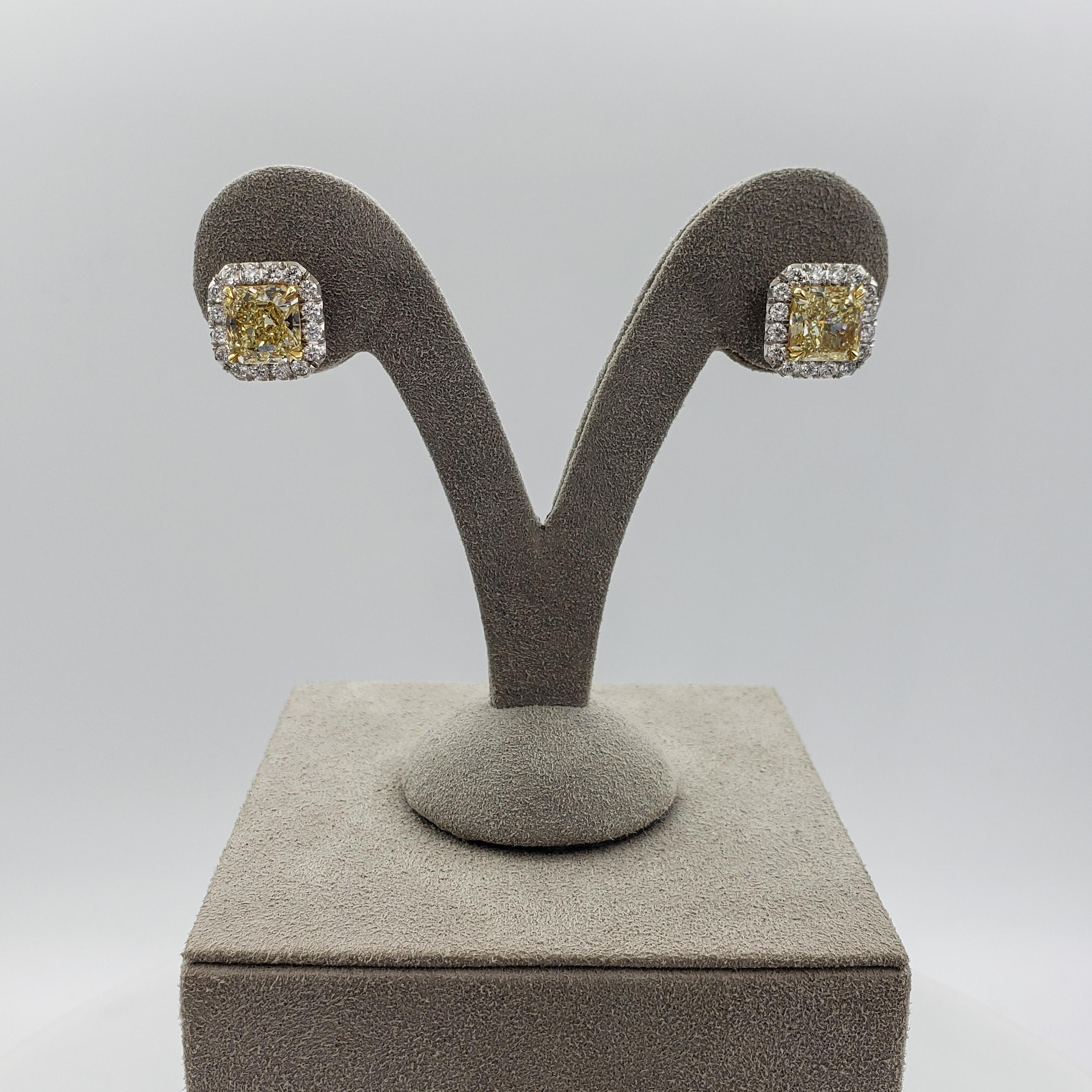 Clous d'oreilles en diamants jaunes fantaisie taille radiant de 5.50 carat au total, certifiés par le GIA Neuf - En vente à New York, NY