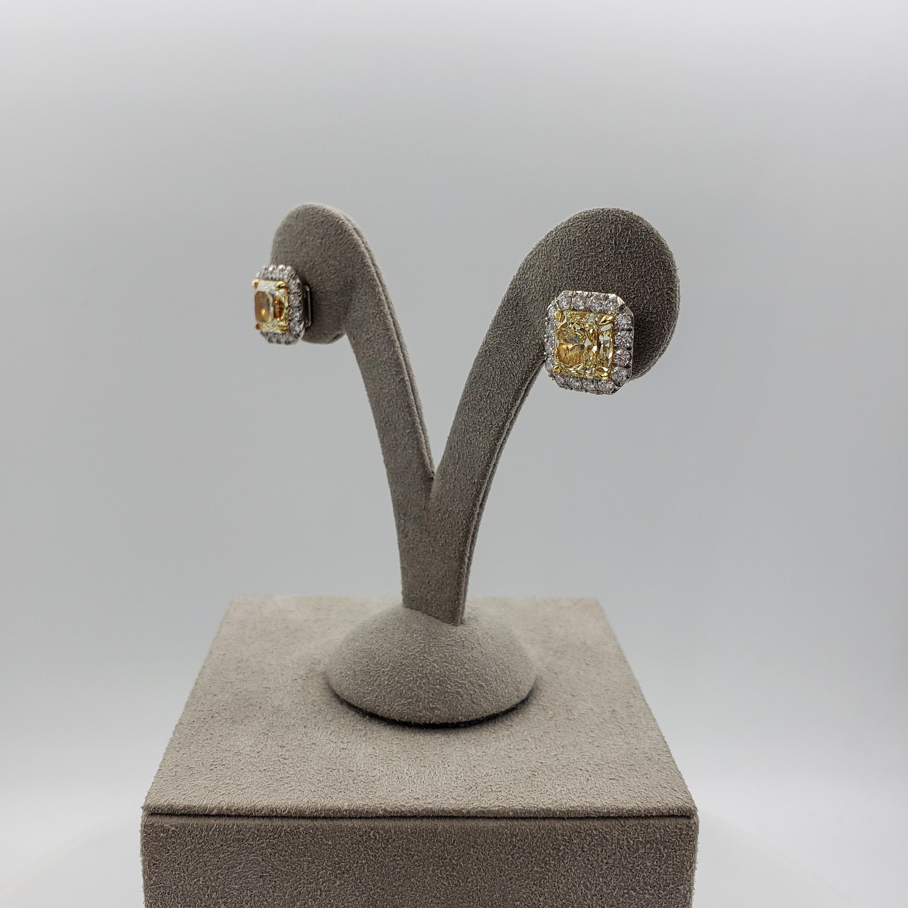 Clous d'oreilles en diamants jaunes fantaisie taille radiant de 5.50 carat au total, certifiés par le GIA en vente 1