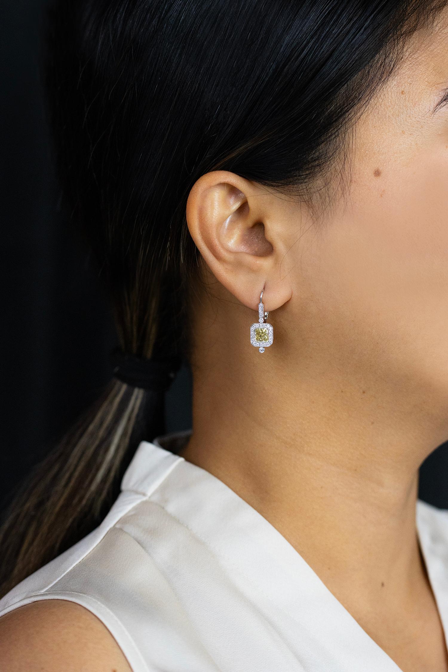 Boucles d'oreilles pendantes de style moderne mettant en valeur deux diamants taille radiant certifiés GIA d'un poids total de 3,04 carats et d'une pureté VS1-SI1. Entouré de diamants ronds en forme de halo, 1,00 carats au total, fait en