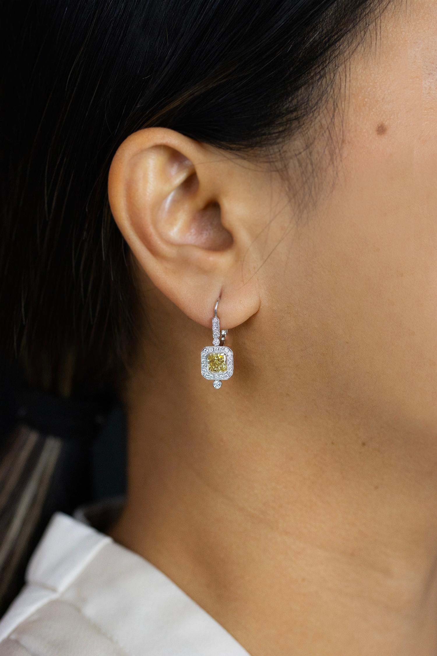Moderne Pendants d'oreilles fantaisie en diamant jaune de 4,04 carats au total, certifié GIA en vente