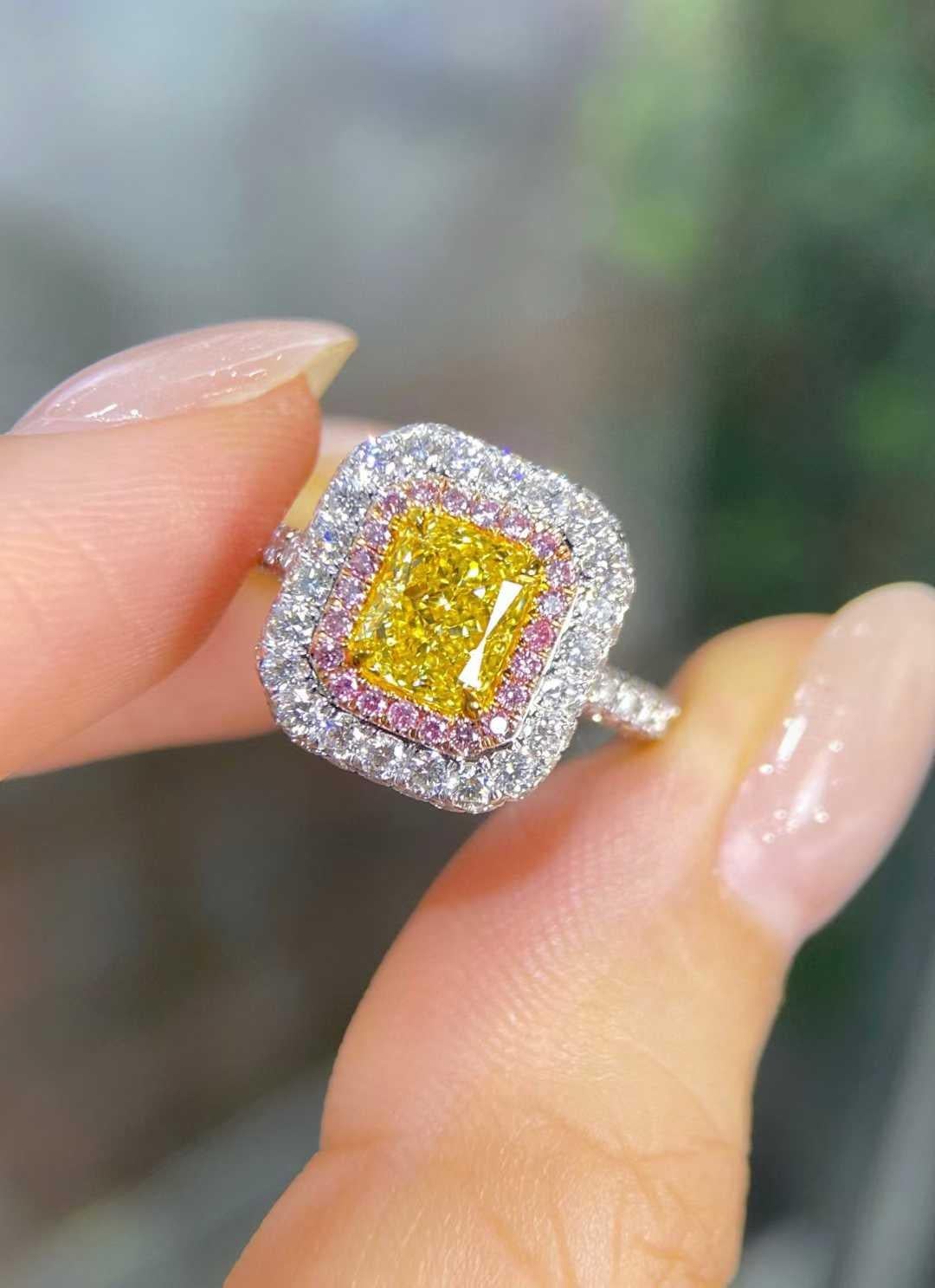 En vente :  Bague en or massif 18K avec halo de diamants jaunes certifiés GIA 2
