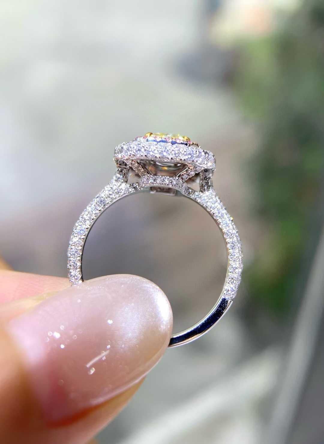En vente :  Bague en or massif 18K avec halo de diamants jaunes certifiés GIA 6