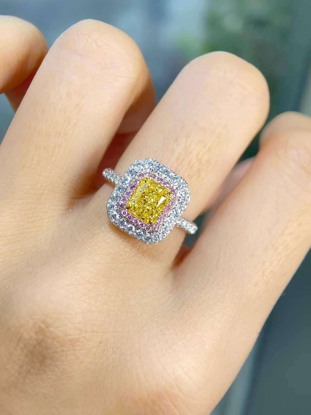 En vente :  Bague en or massif 18K avec halo de diamants jaunes certifiés GIA 7