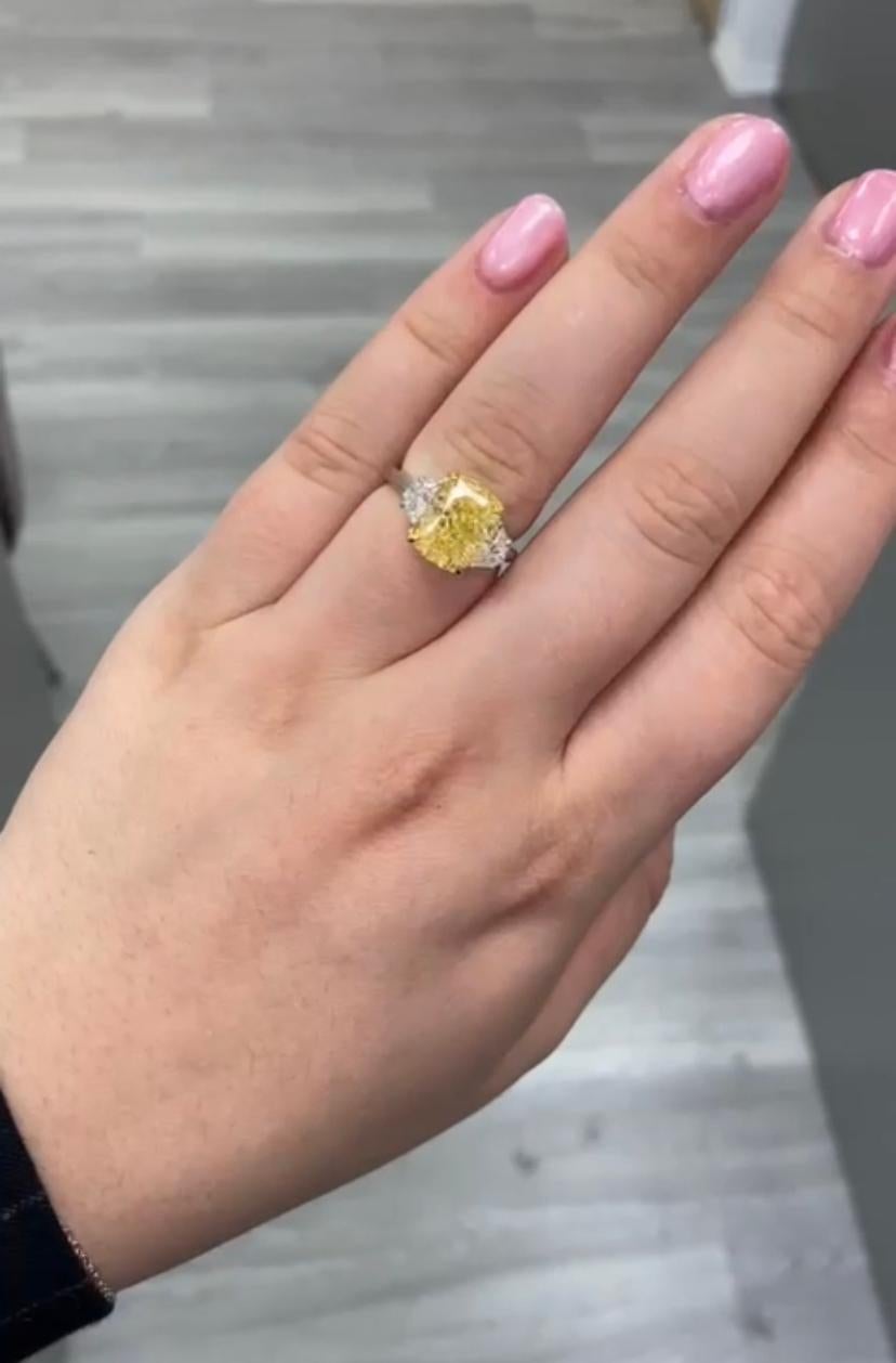 GIA Certified Fancy Yellow Diamond of 5.010 Carats on Ring In New Condition For Sale In Massafra, IT