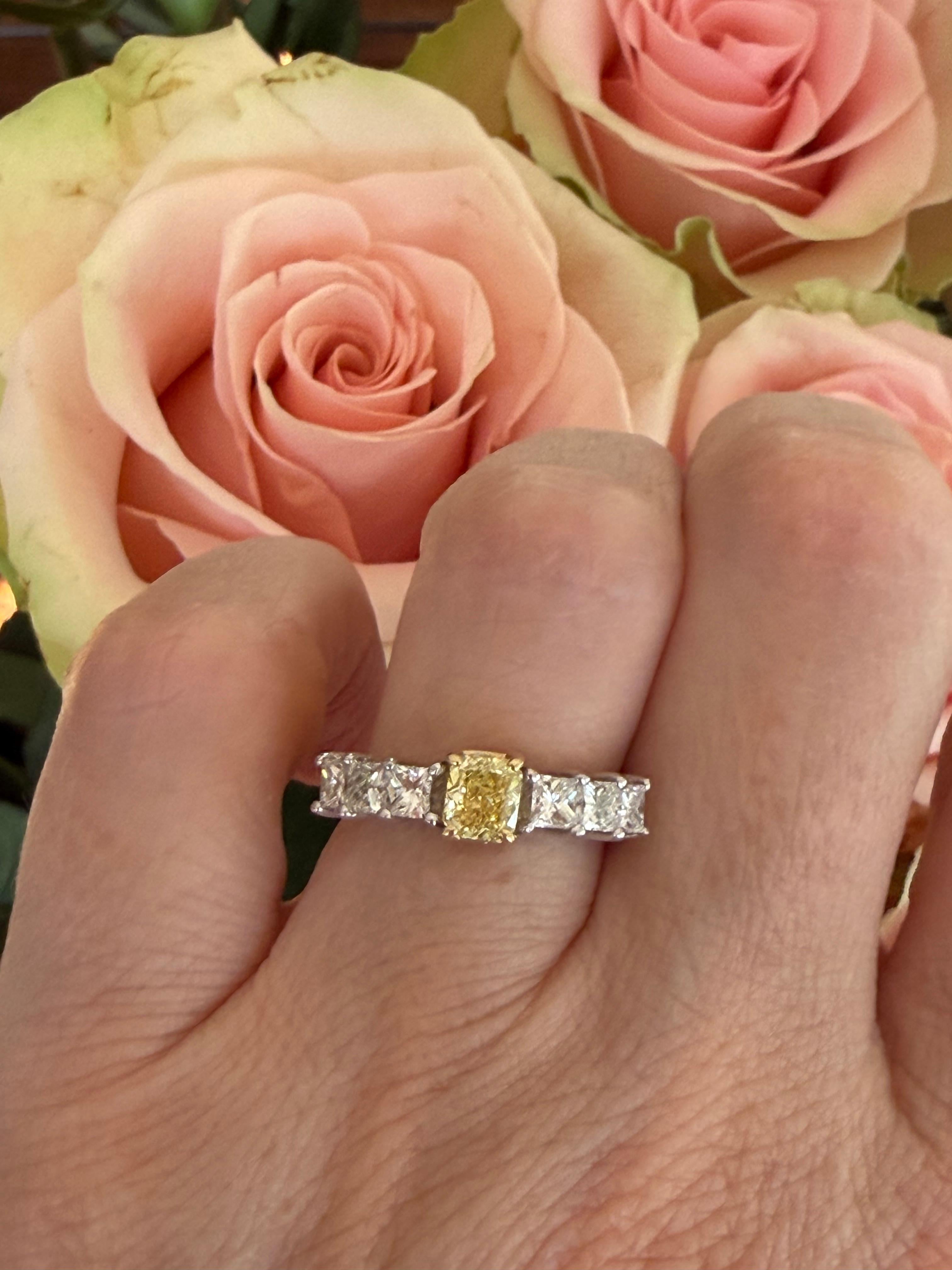 Bague en diamant jaune fantaisie certifiée GIA en vente 5