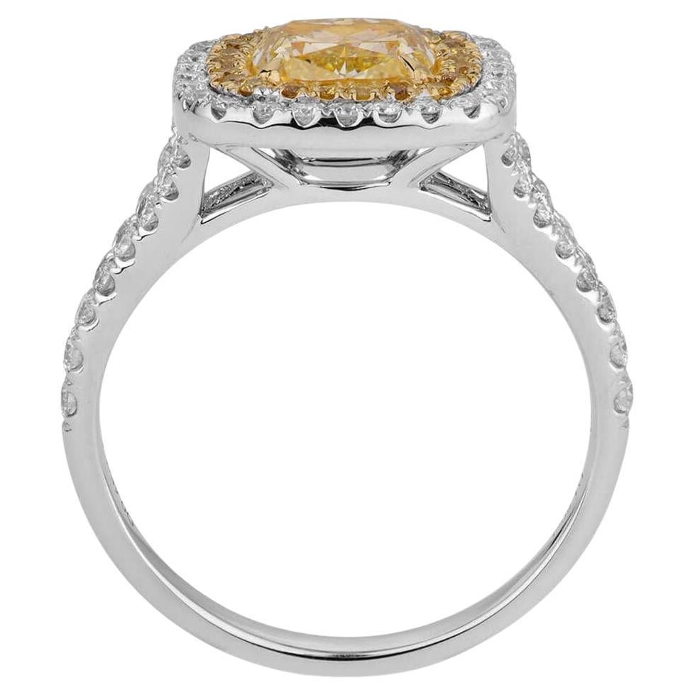 Der Beschreibung zufolge handelt es sich um ein 18-karätiges Weißgold  Ring mit einem kissenförmigen doppelten Halo. Der Mittelstein ist ein 1,5-Karat-Diamant, umgeben von kleineren Diamanten in der doppelten Halo-Fassung mit einem