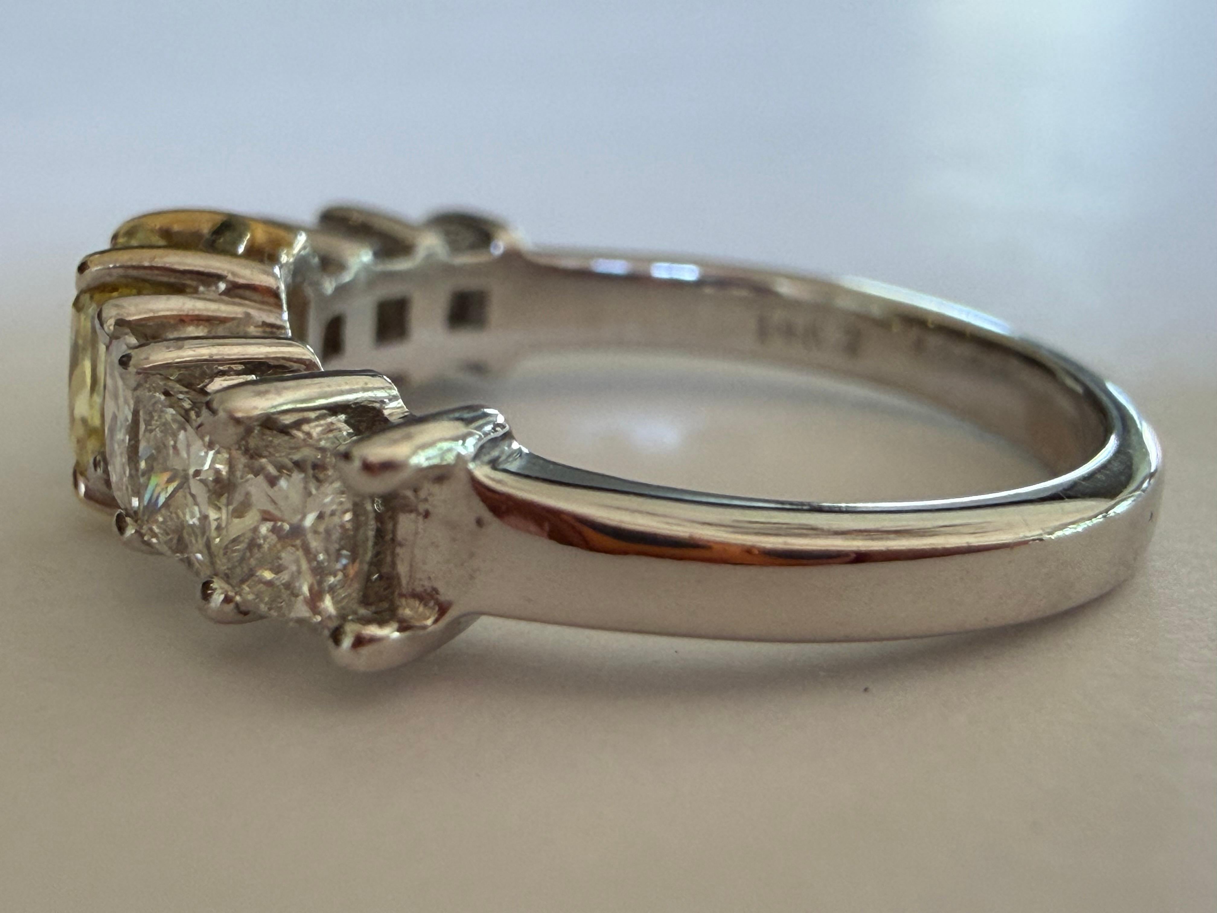 Taille radiant Bague en diamant jaune fantaisie certifiée GIA en vente