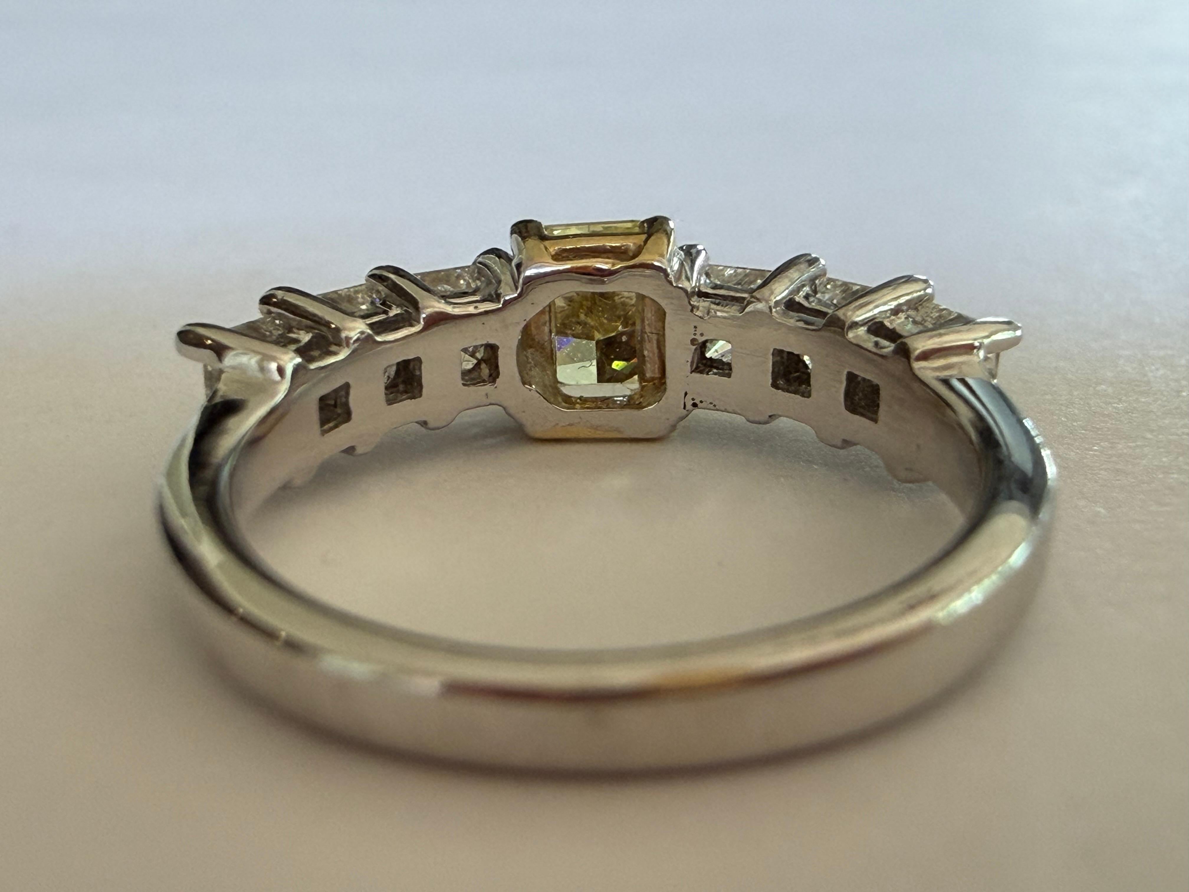 Bague en diamant jaune fantaisie certifiée GIA Bon état - En vente à Denver, CO