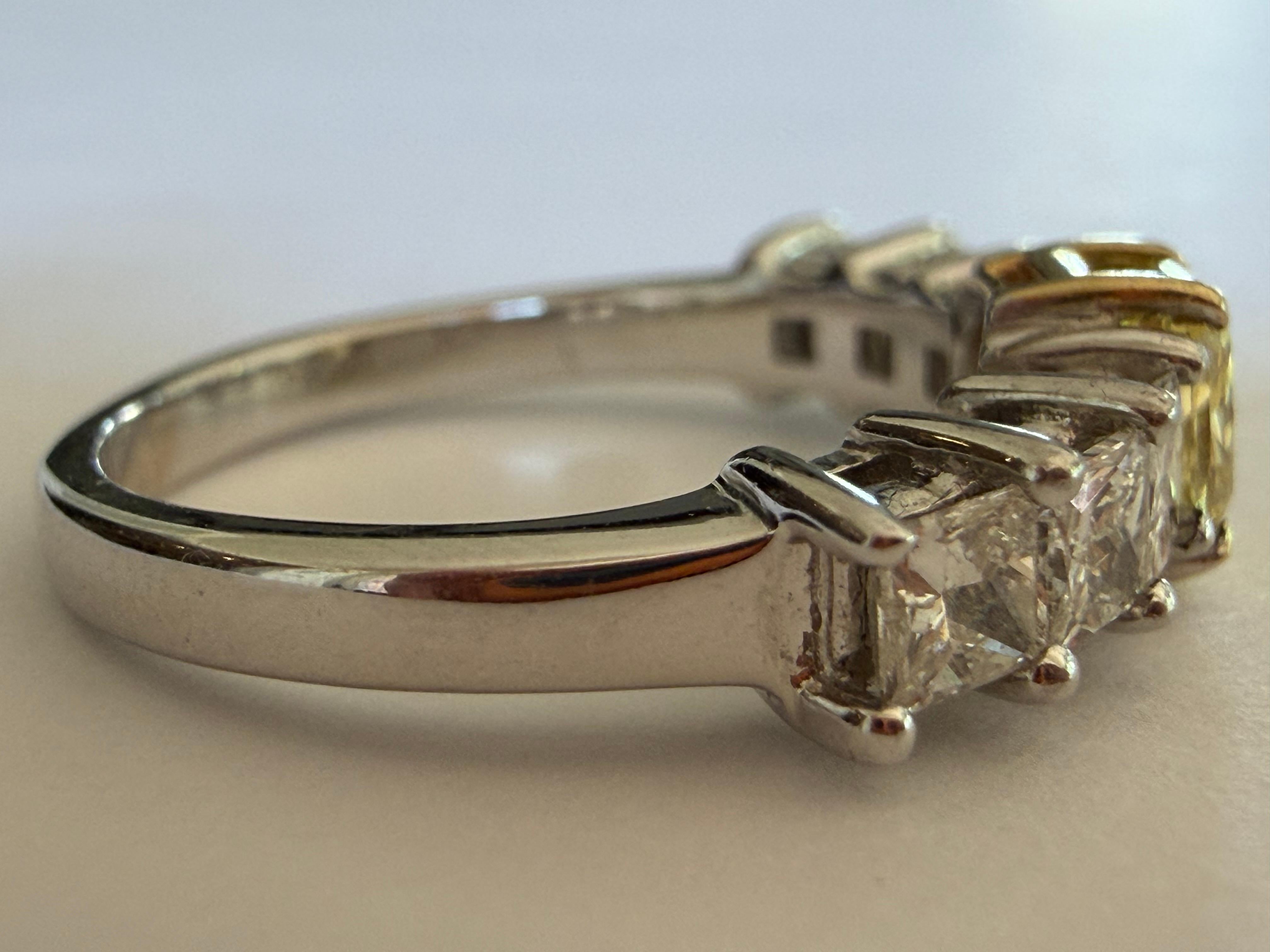 Bague en diamant jaune fantaisie certifiée GIA Pour femmes en vente