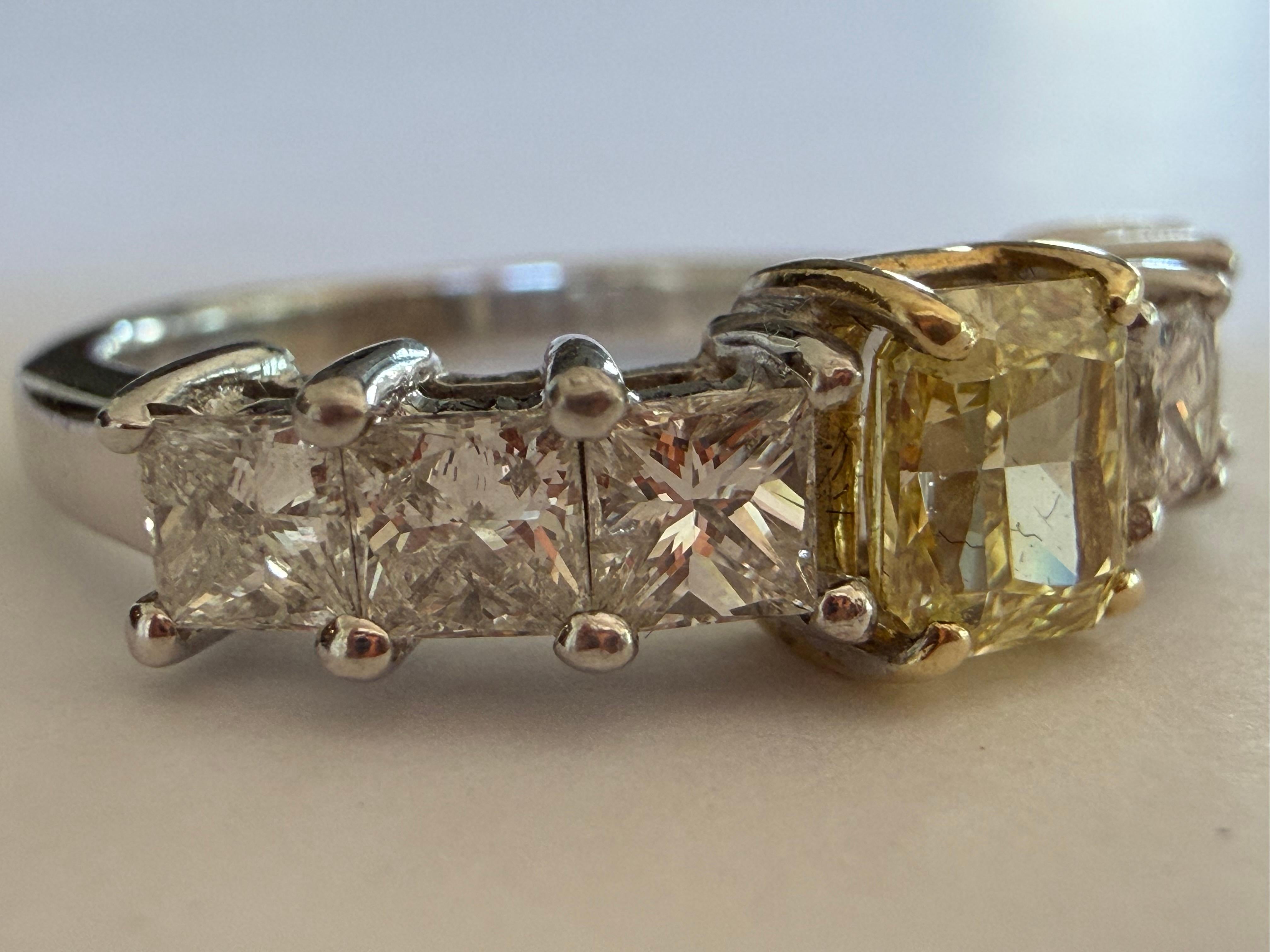 Bague en diamant jaune fantaisie certifiée GIA en vente 1