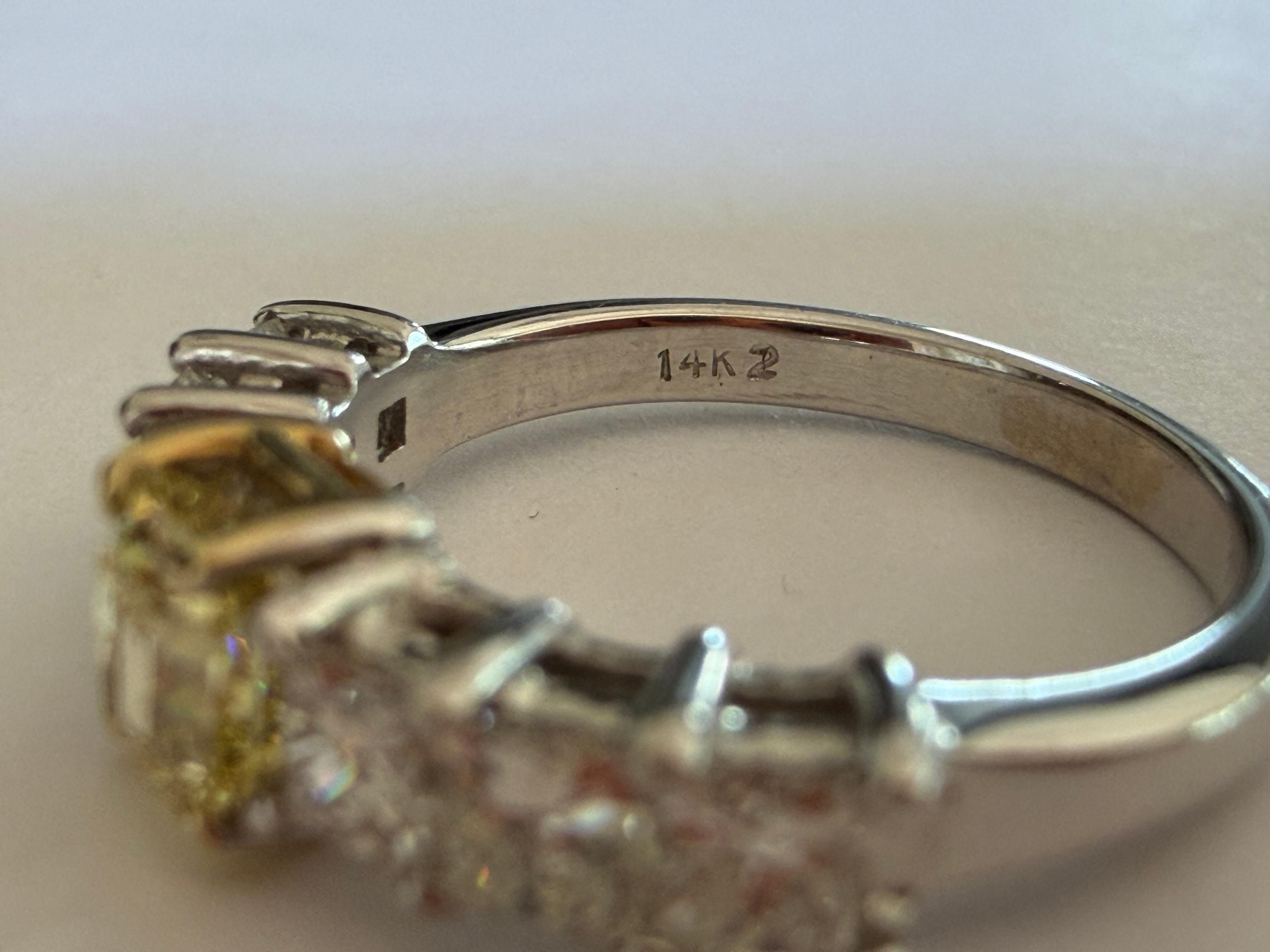 Bague en diamant jaune fantaisie certifiée GIA en vente 2