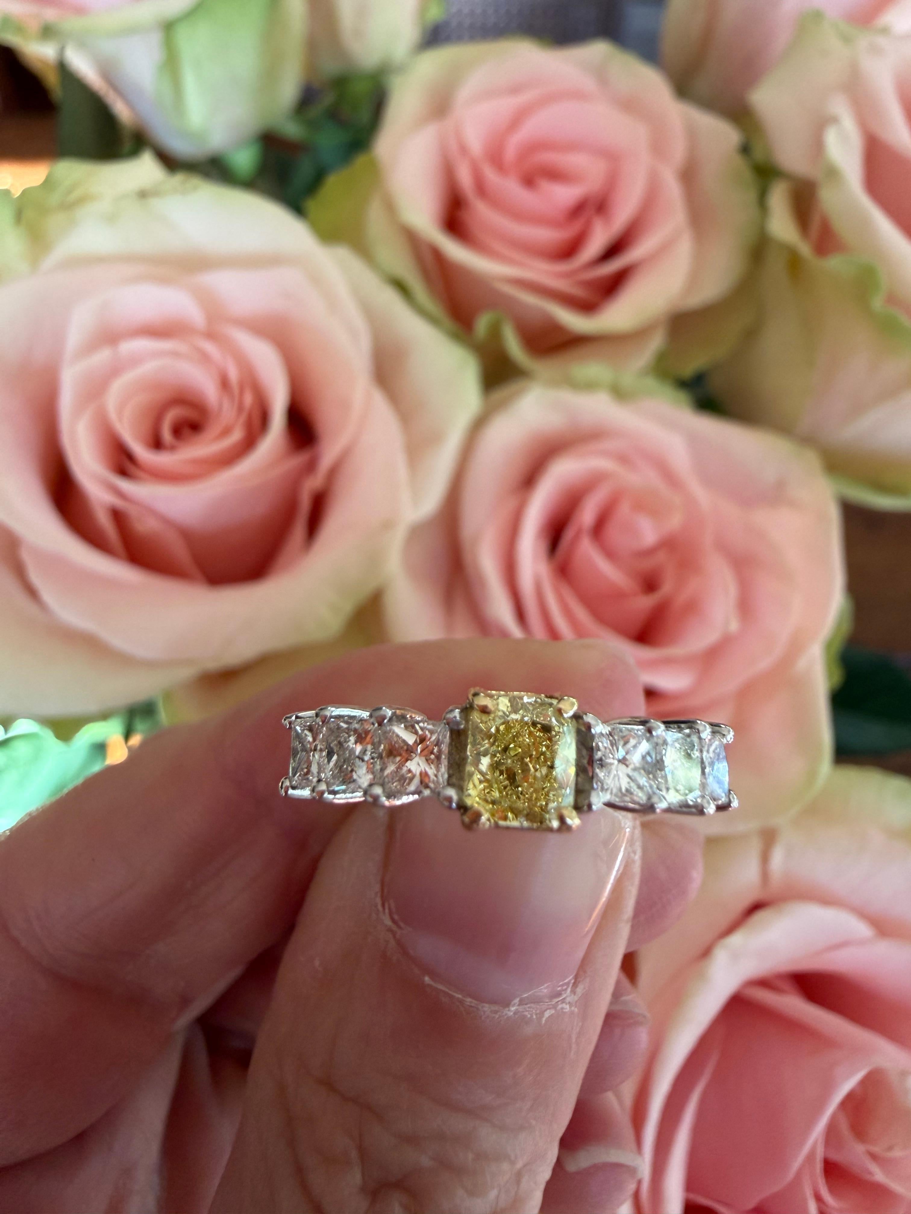 Bague en diamant jaune fantaisie certifiée GIA en vente 4