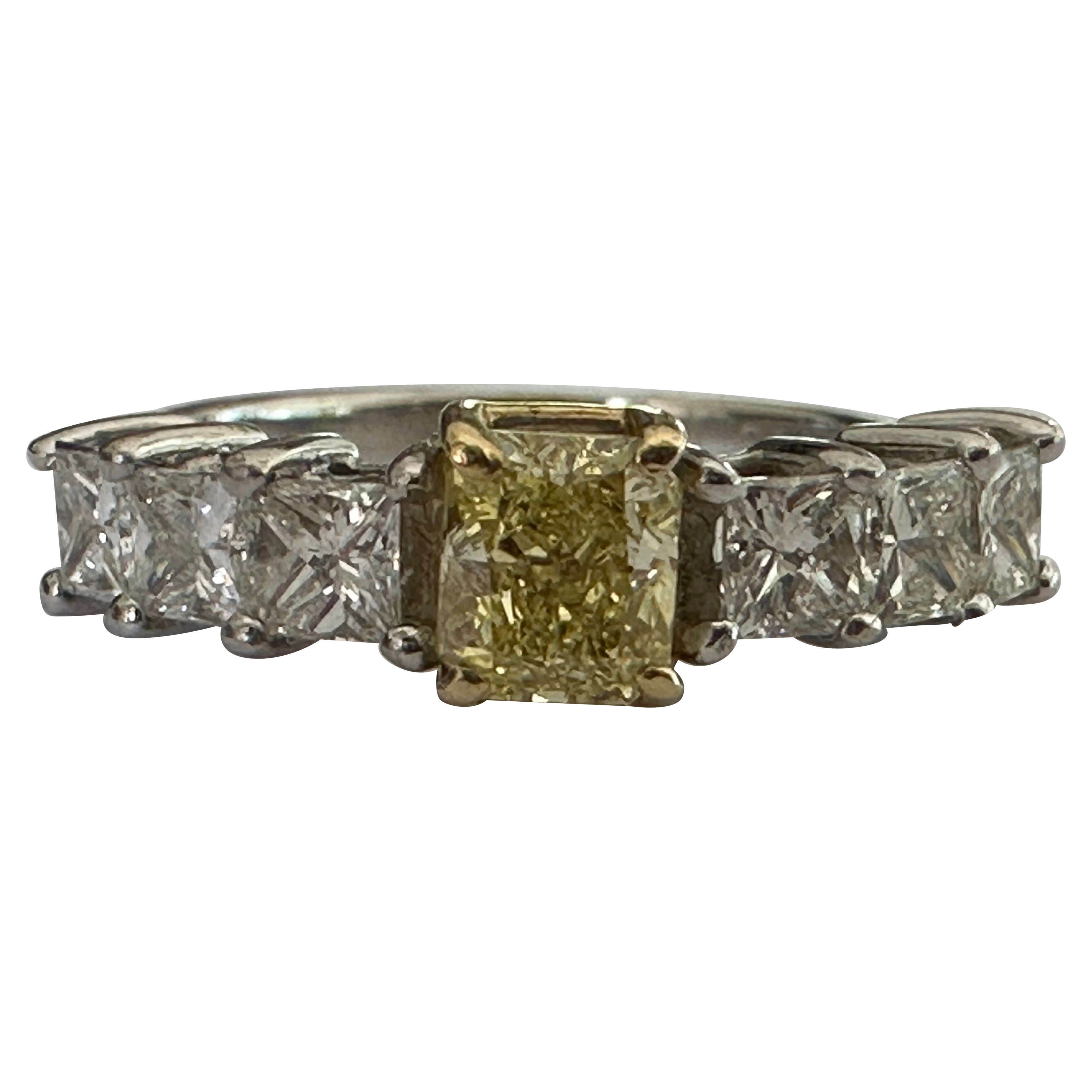 Im Angebot: GIA-zertifizierter gelber Fancy-Diamantring ()