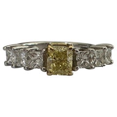 Anello con diamante giallo fantasia certificato GIA
