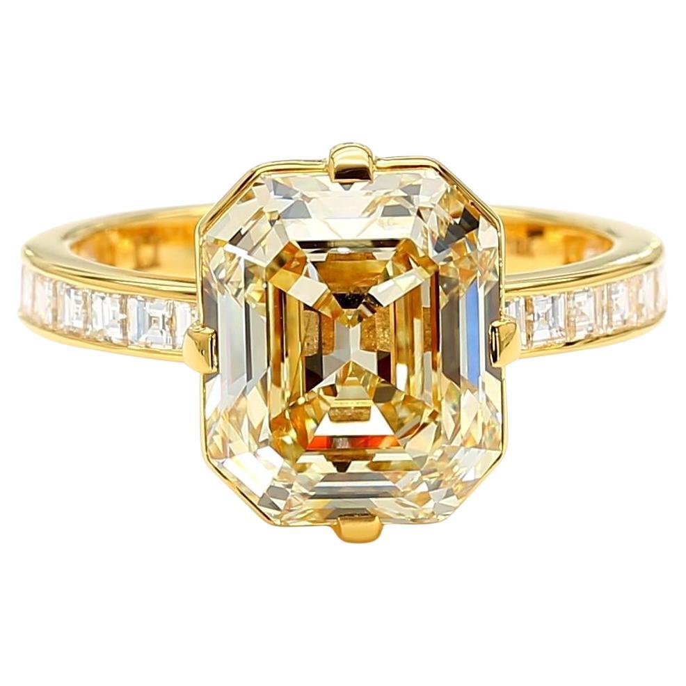 GIA Certified Fancy Yellow Emerald Diamond 4.74 Carat TW Gold Cocktail Ring en vente