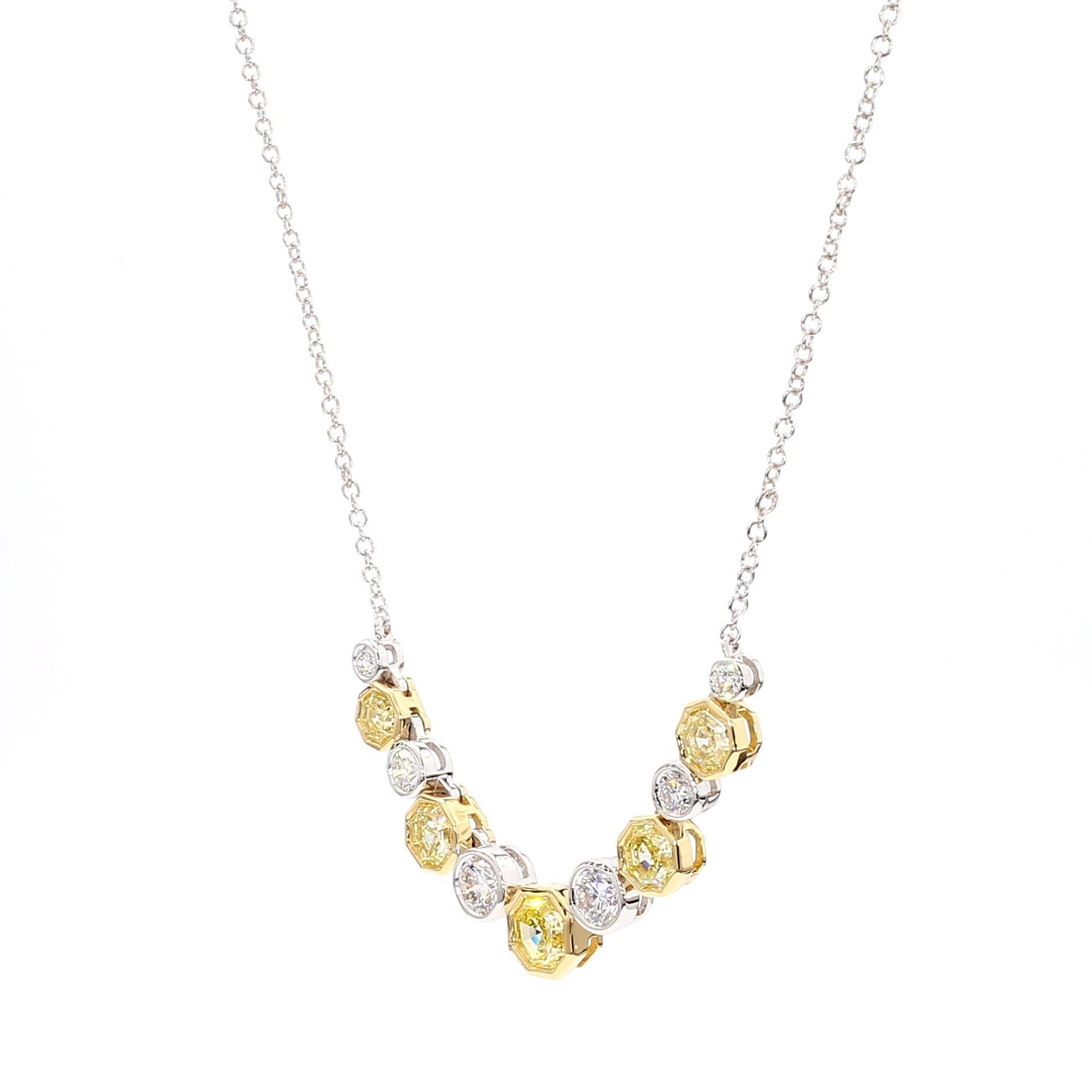 La bellissima collana di diamanti di RareGemworld. Montato in una splendida montatura in oro giallo e bianco 18 carati con diamanti gialli naturali a taglio esagonale. I diamanti gialli sono completati da un diamante bianco naturale rotondo. Questa