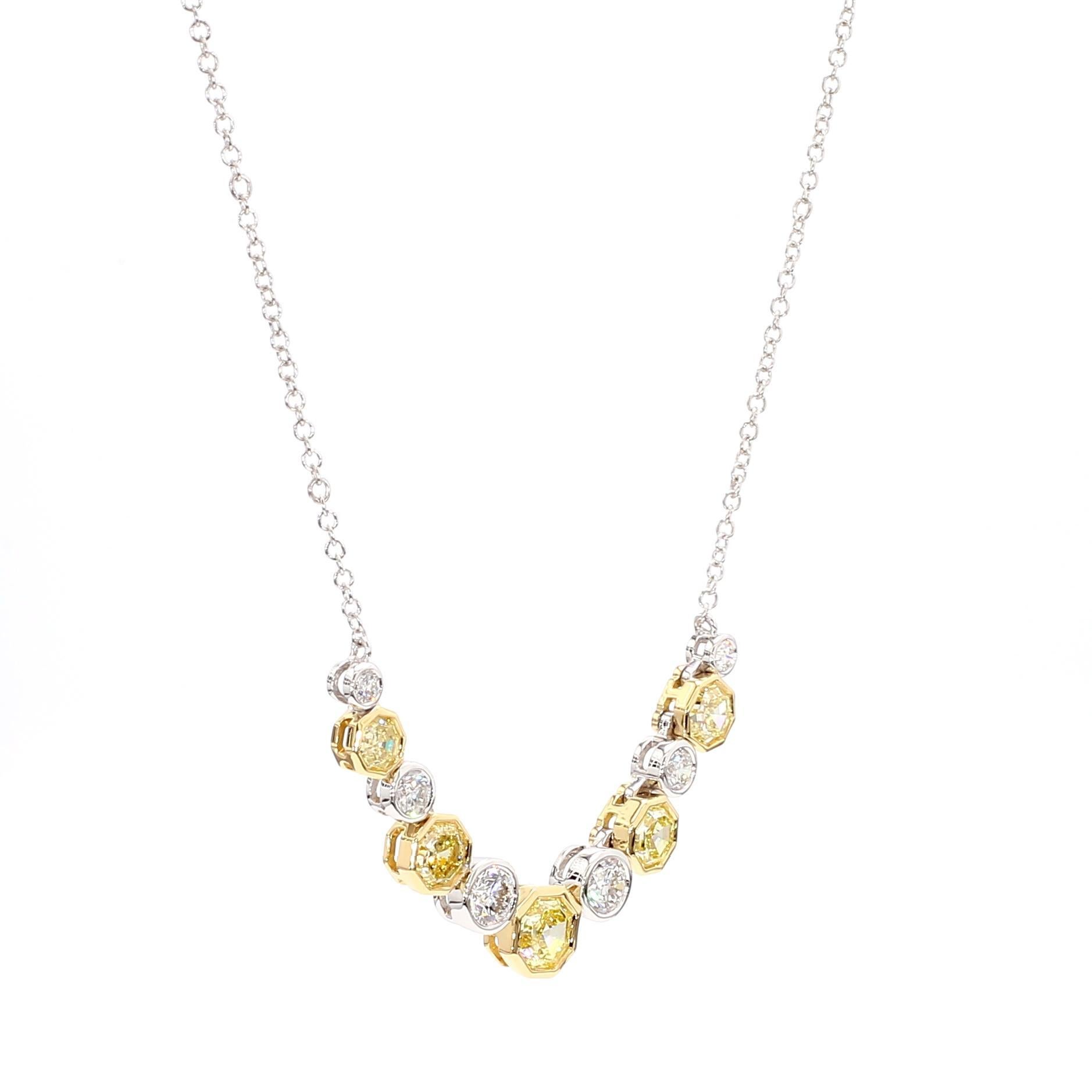 Taglio radiant GIA Certified Fancy Yellow Hexagon Diamond 2.32 Carat TW Collana in oro a goccia in vendita