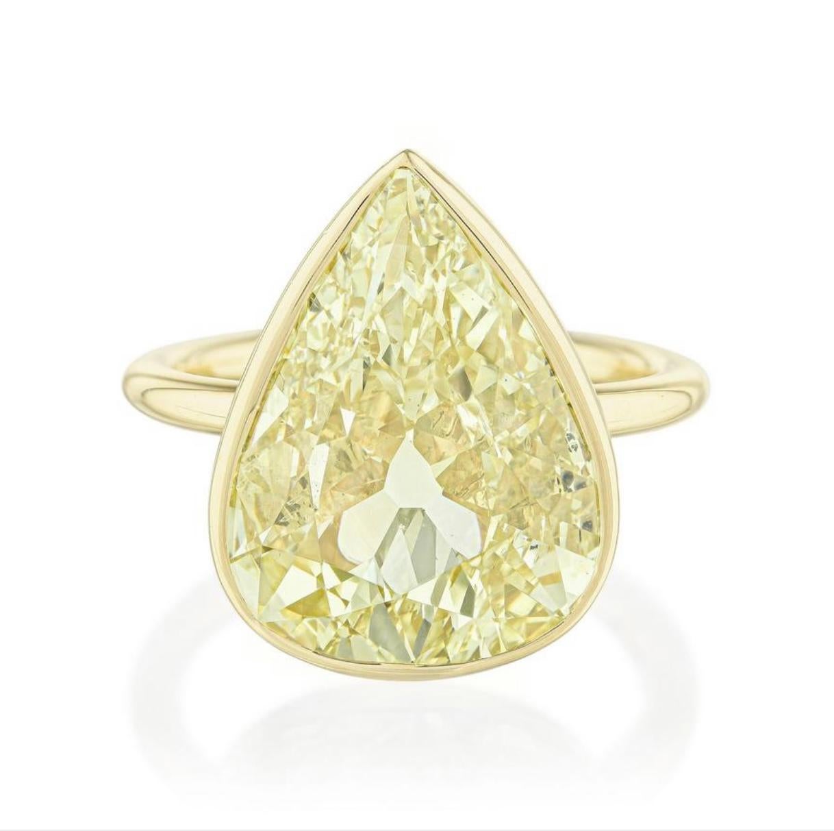 Bague en or jaune 18k avec diamant poire de couleur jaune fantaisie, certifiée par le GIA. 

Les détails sont les suivants : 
Poids du diamant poire : 6,02 carats
Couleur : jaune fantaisie 
Clarté : SI1 
Dimensions : 16.08mmx12.28mmx4.63mm
Métal :