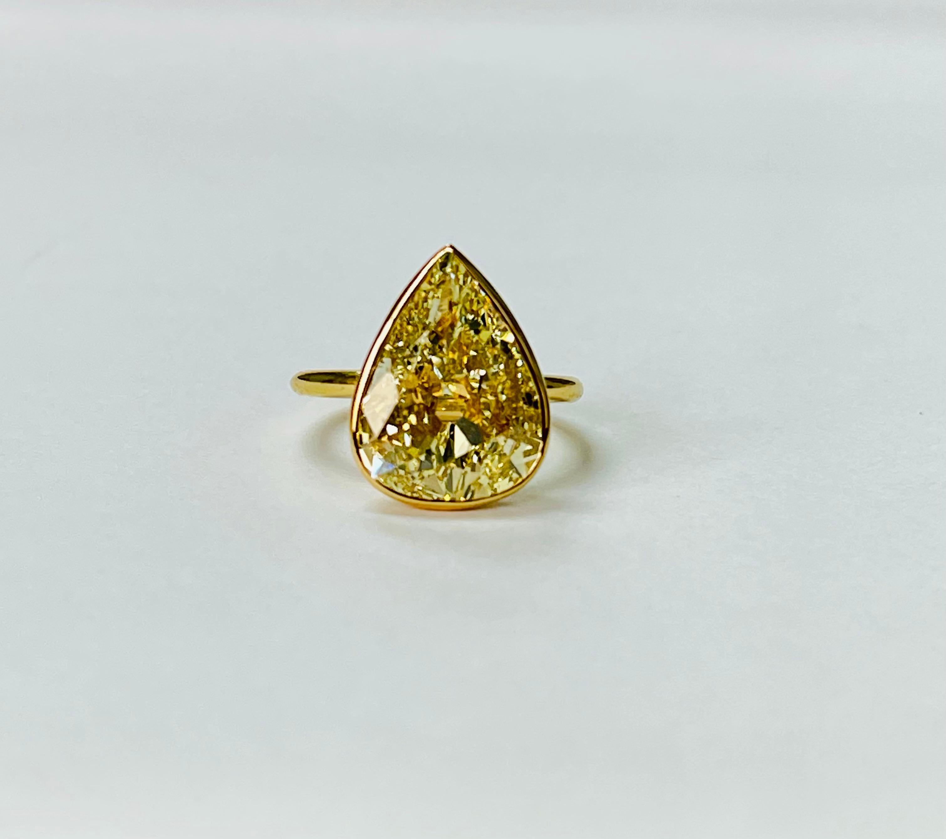 Taille poire Bague en or jaune 18 carats avec diamants en forme de poire de couleur jaune fantaisie certifiés GIA en vente