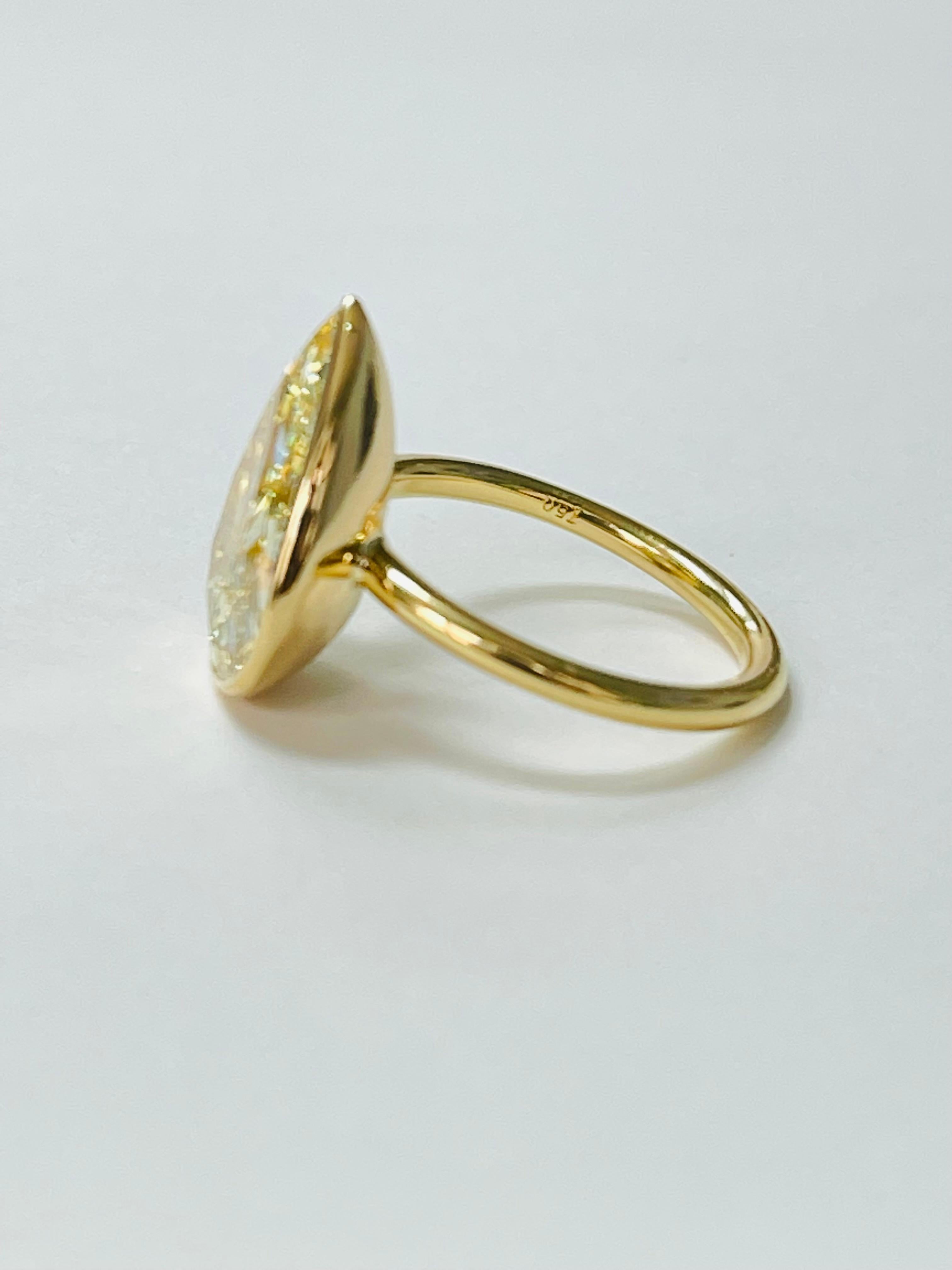 Bague en or jaune 18 carats avec diamants en forme de poire de couleur jaune fantaisie certifiés GIA Neuf - En vente à New York, NY