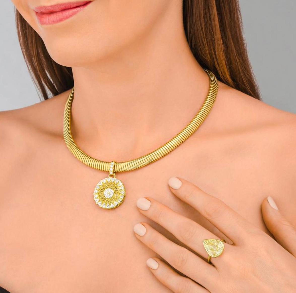 Bague en or jaune 18 carats avec diamants en forme de poire de couleur jaune fantaisie certifiés GIA en vente 3