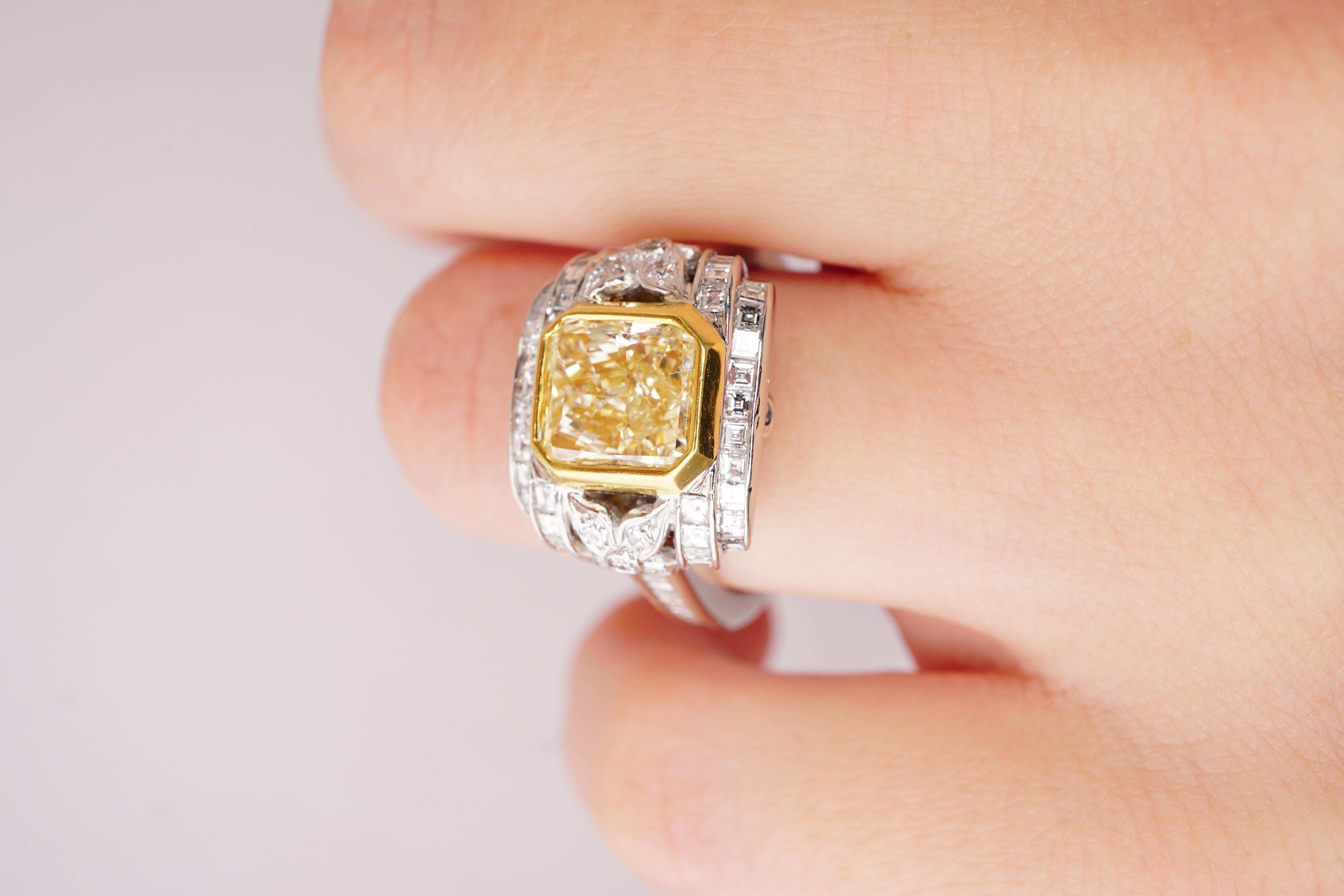 Diamant Platin Fancy Yellow Ring mit GIA Zertifikat, Nr.1162284198. Mittelstein: 2,23ct Diamant im Radiant-Schliff Fancy bis Fancy Light Yellow SI1, 7,3 x 6,7 mm. Seitliche Steine: 1,72ct E-F VS2 Diamanten im Carre-Schliff, Brillant rund: F-G