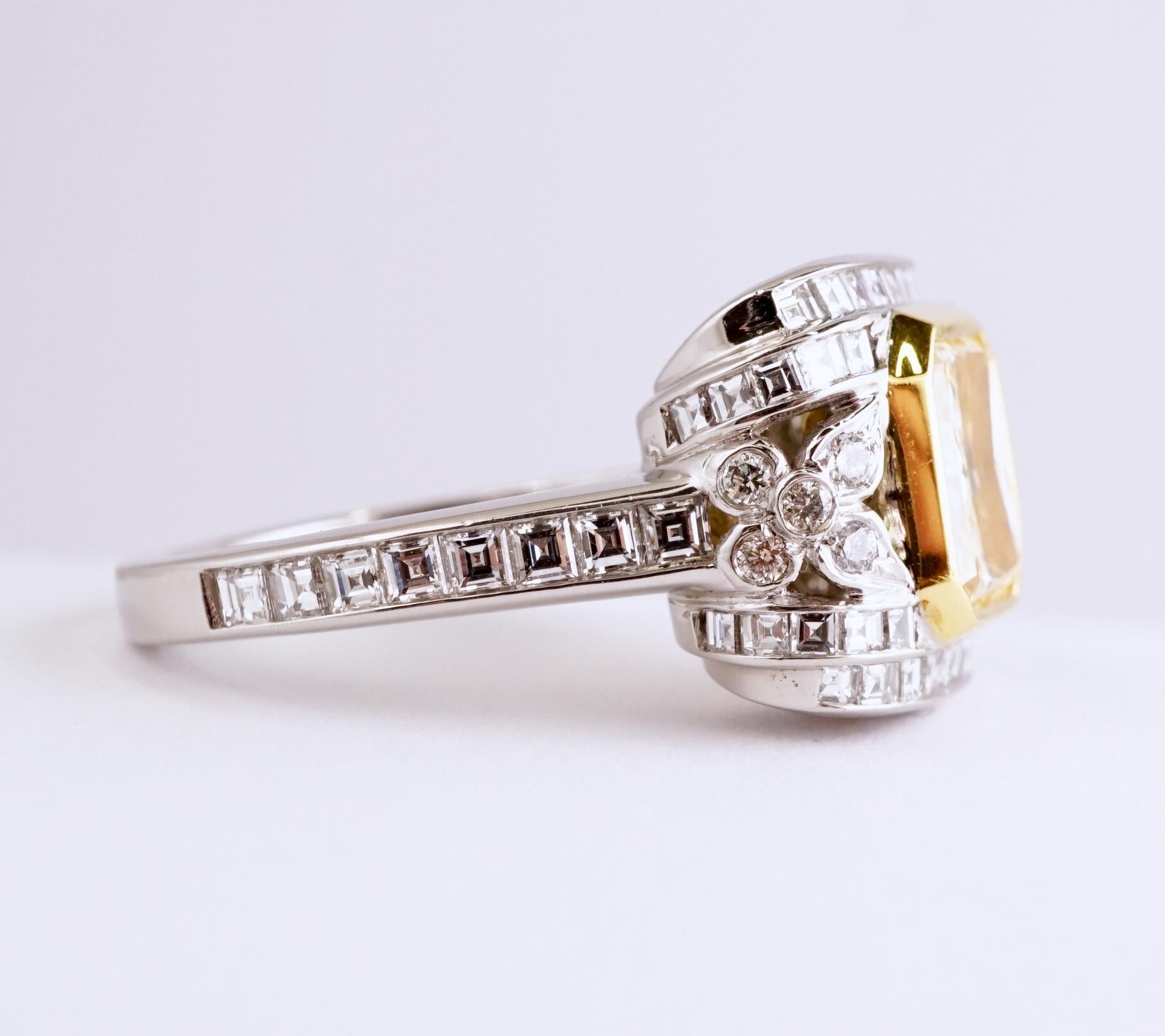 Contemporain Bague de fiançailles en platine avec diamant jaune radiant de 2,23 carats certifié GIA en vente
