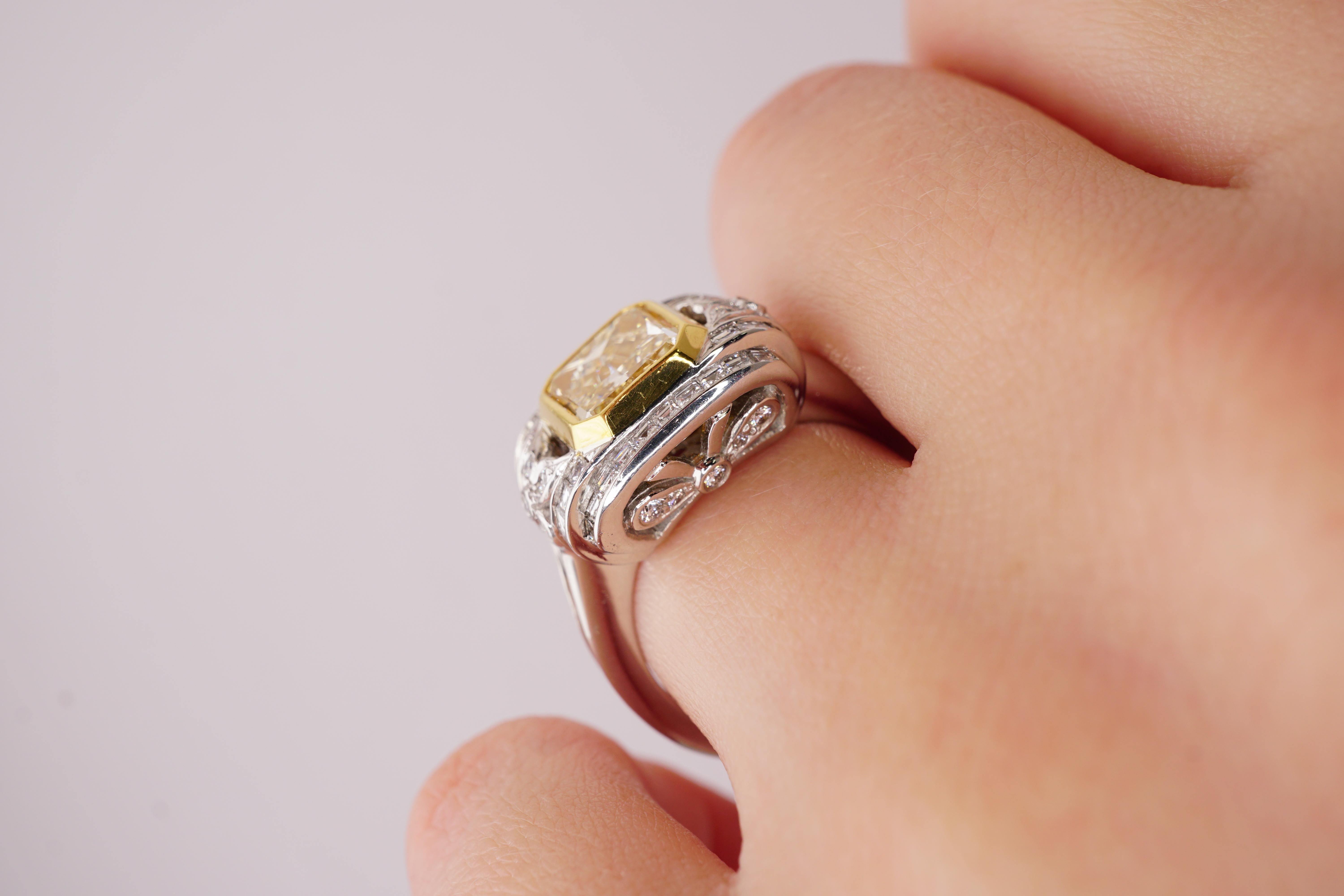 Bague de fiançailles en platine avec diamant jaune radiant de 2,23 carats certifié GIA Pour femmes en vente