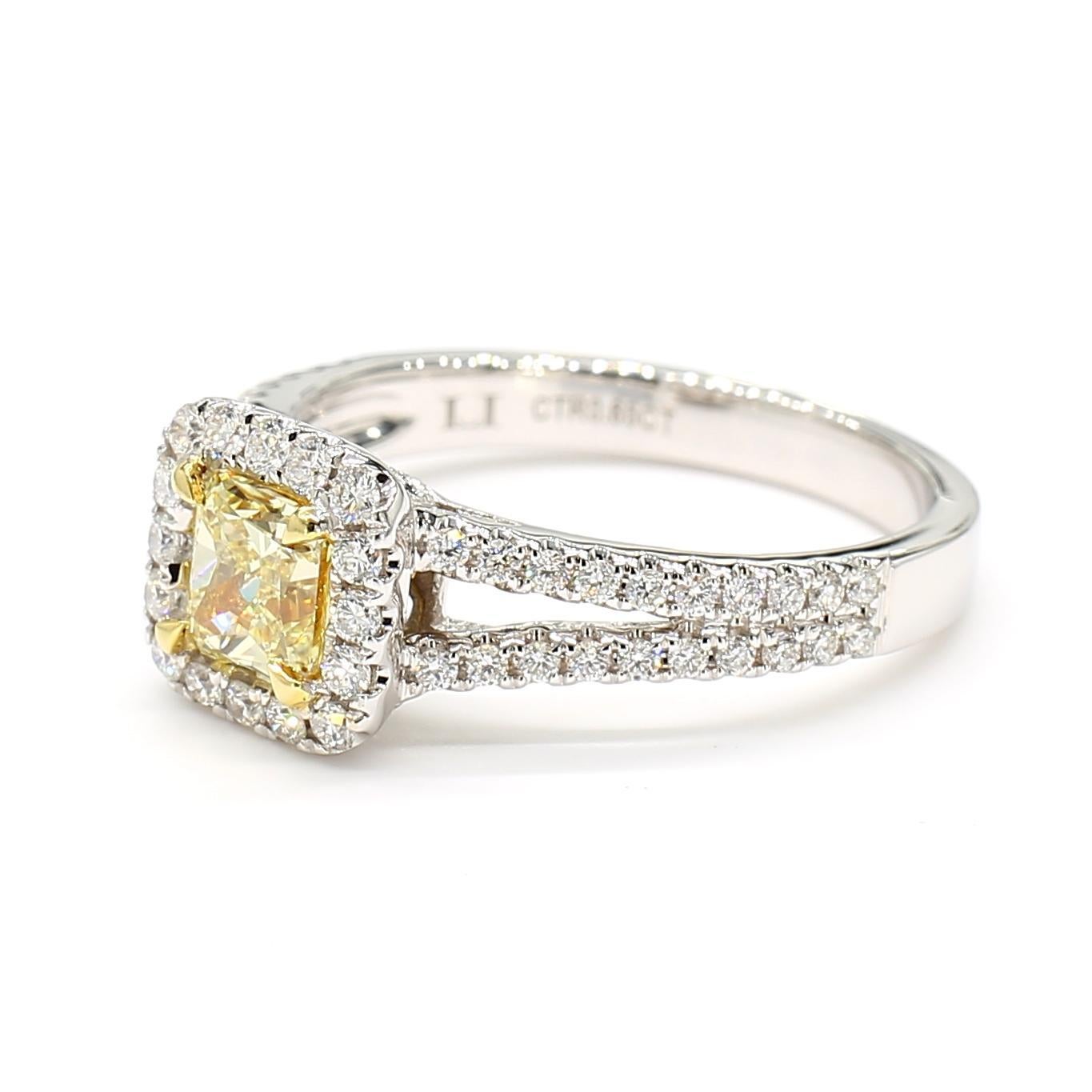 La magnifique bague en diamant certifiée GIA de Raregemworld. Monté dans une belle monture en or jaune et blanc 18 carats avec un diamant jaune naturel de taille radieuse. Le diamant jaune est entouré d'une mêlée de diamants blancs ronds naturels.