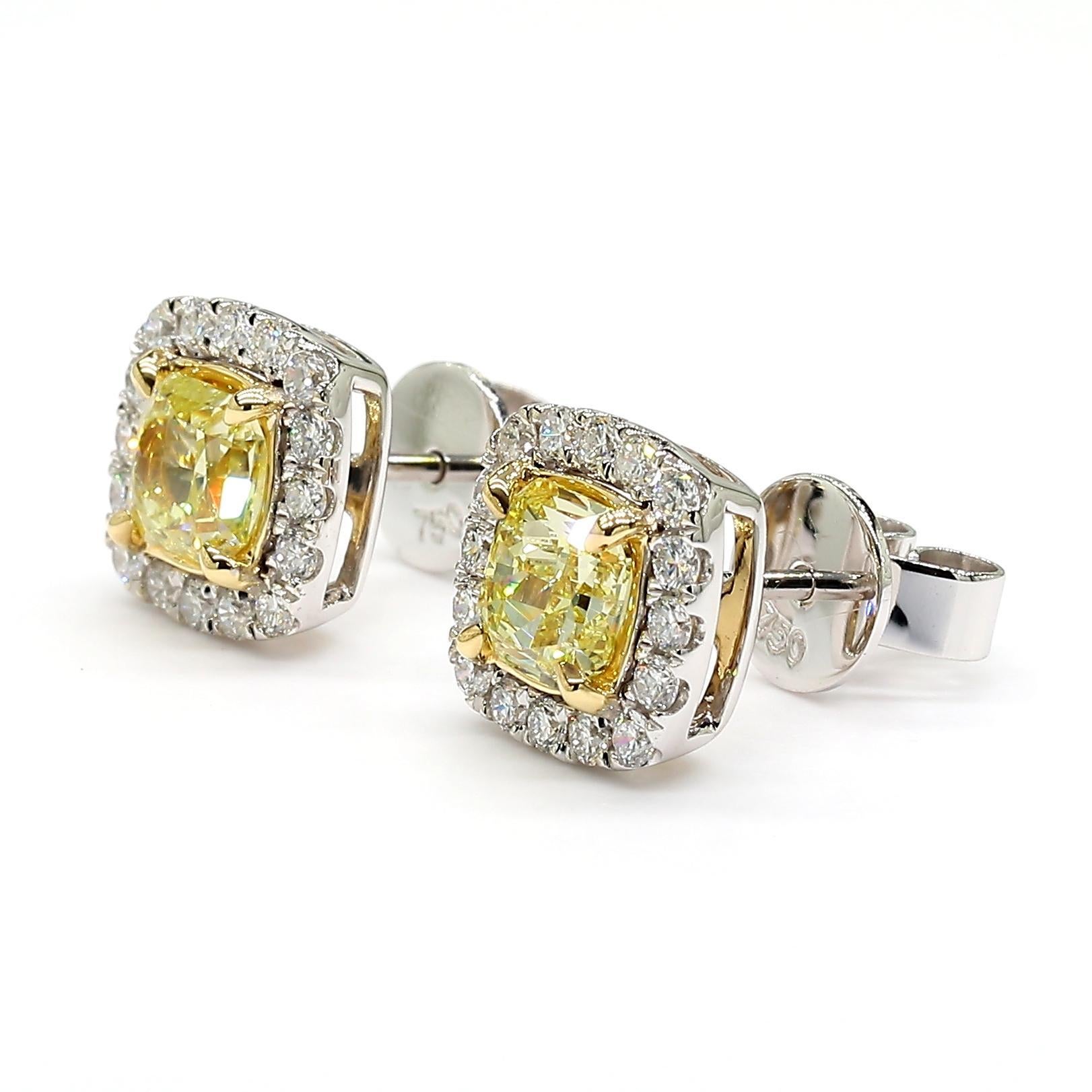 Les magnifiques boucles d'oreilles en diamant certifiées GIA de Raregemworld. Monté dans une belle monture en or jaune et blanc 18 carats avec des diamants jaunes naturels de taille radieuse. Les diamants jaunes sont entourés d'une mêlée de diamants