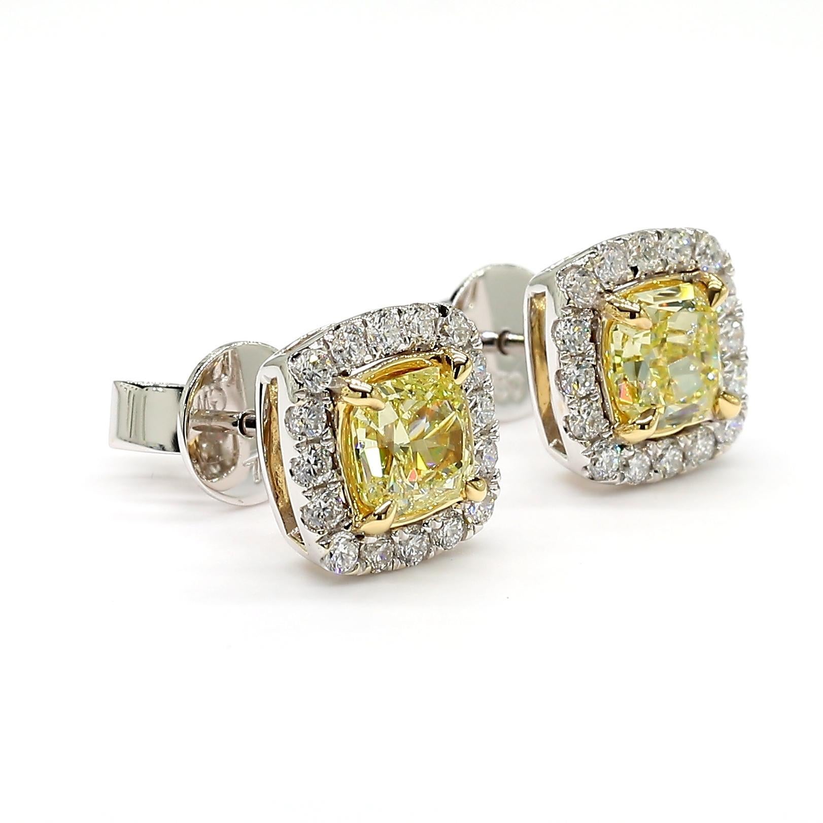 Taille coussin Clous d'oreilles fantaisie en or jaune radiant de 1,40 carat poids total, certifié GIA en vente
