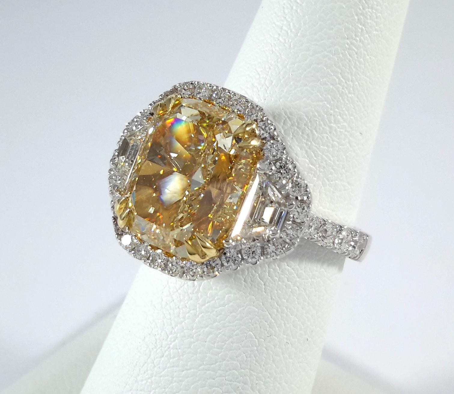 Taglio radiant Anello a tre pietre giallo fantasia certificato GIA in vendita
