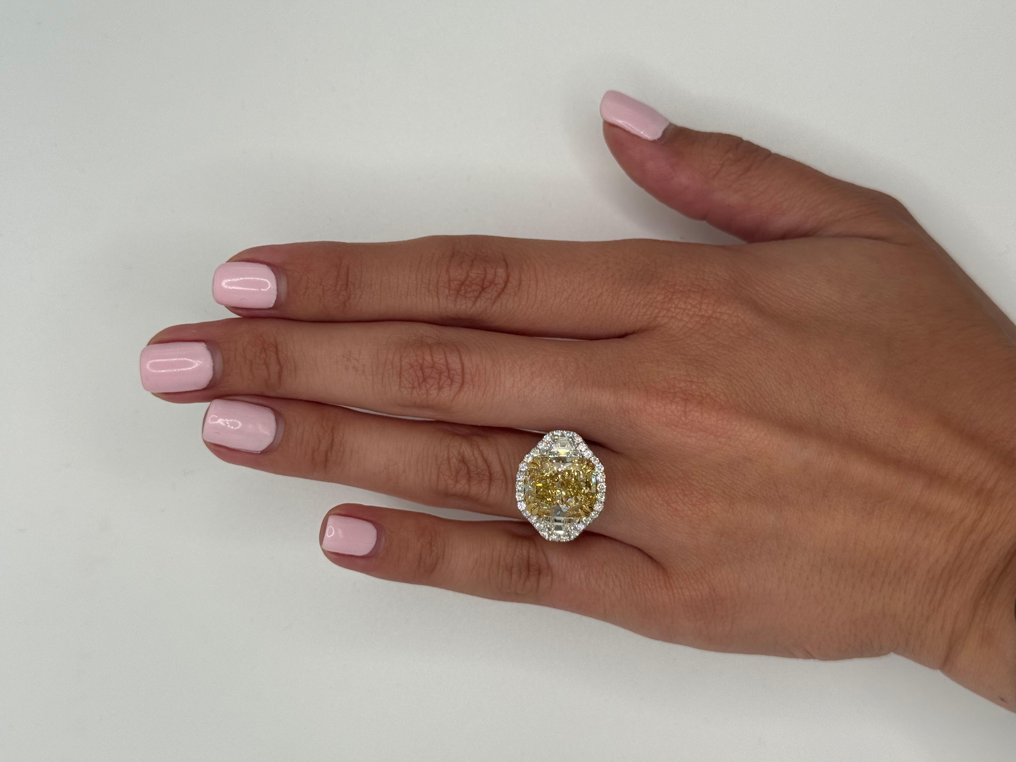 Anello a tre pietre giallo fantasia certificato GIA In condizioni Nuovo in vendita a Los Angeles, CA