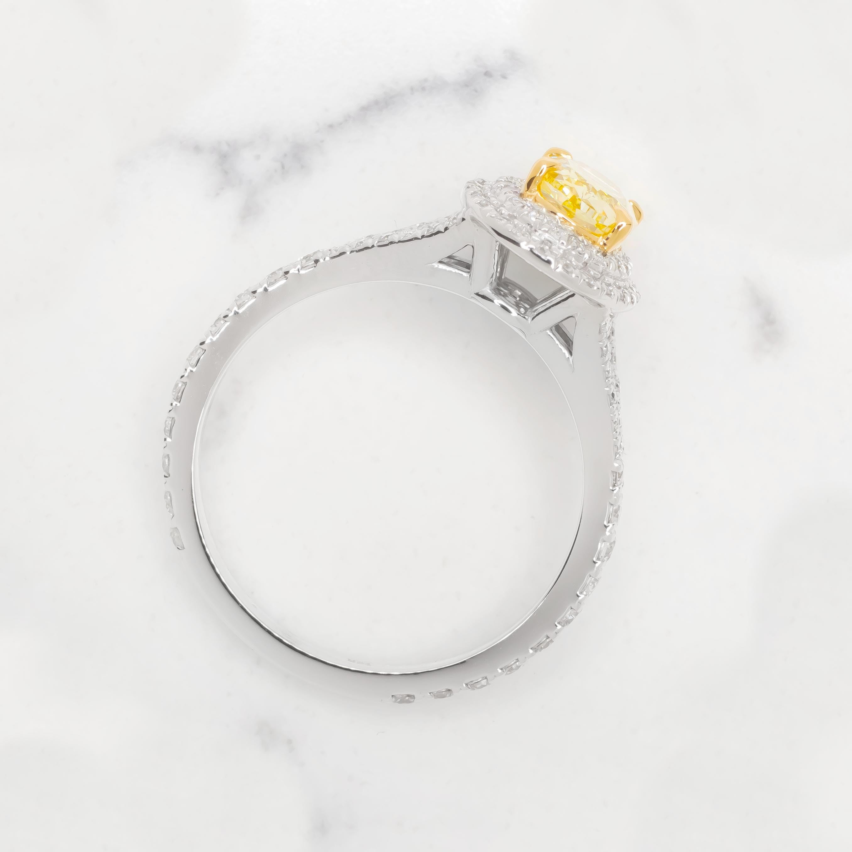 Bague fantaisie jaune VVS2 certifiée par le GIA avec double halo de diamants ovales  Neuf - En vente à Rome, IT