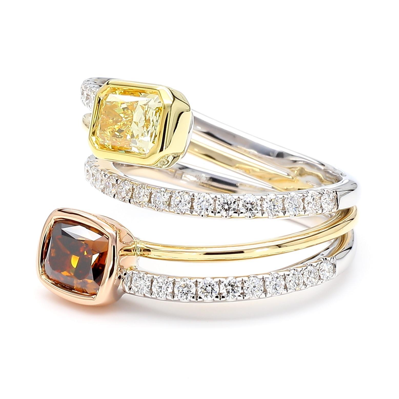 La magnifique bague en diamant certifiée GIA de Raregemworld. Monté dans une belle monture jaune et blanche de 18 carats avec un diamant brun naturel de taille coussin et un diamant jaune naturel de taille radiant. Les diamants jaunes sont entourés