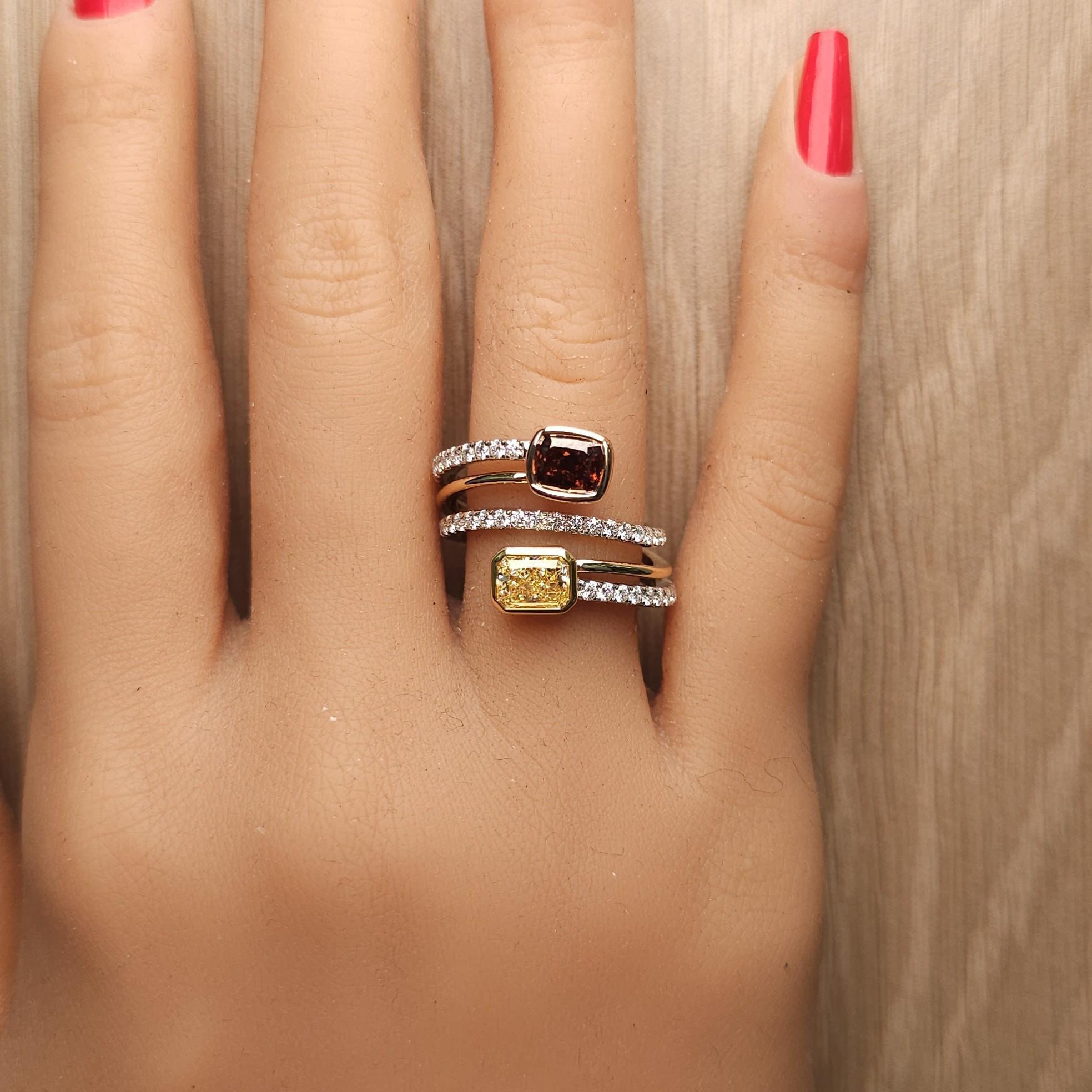 Bague en or certifiée GIA avec diamant radiant jaune intense de 2,37 carats (Tw) en vente 3