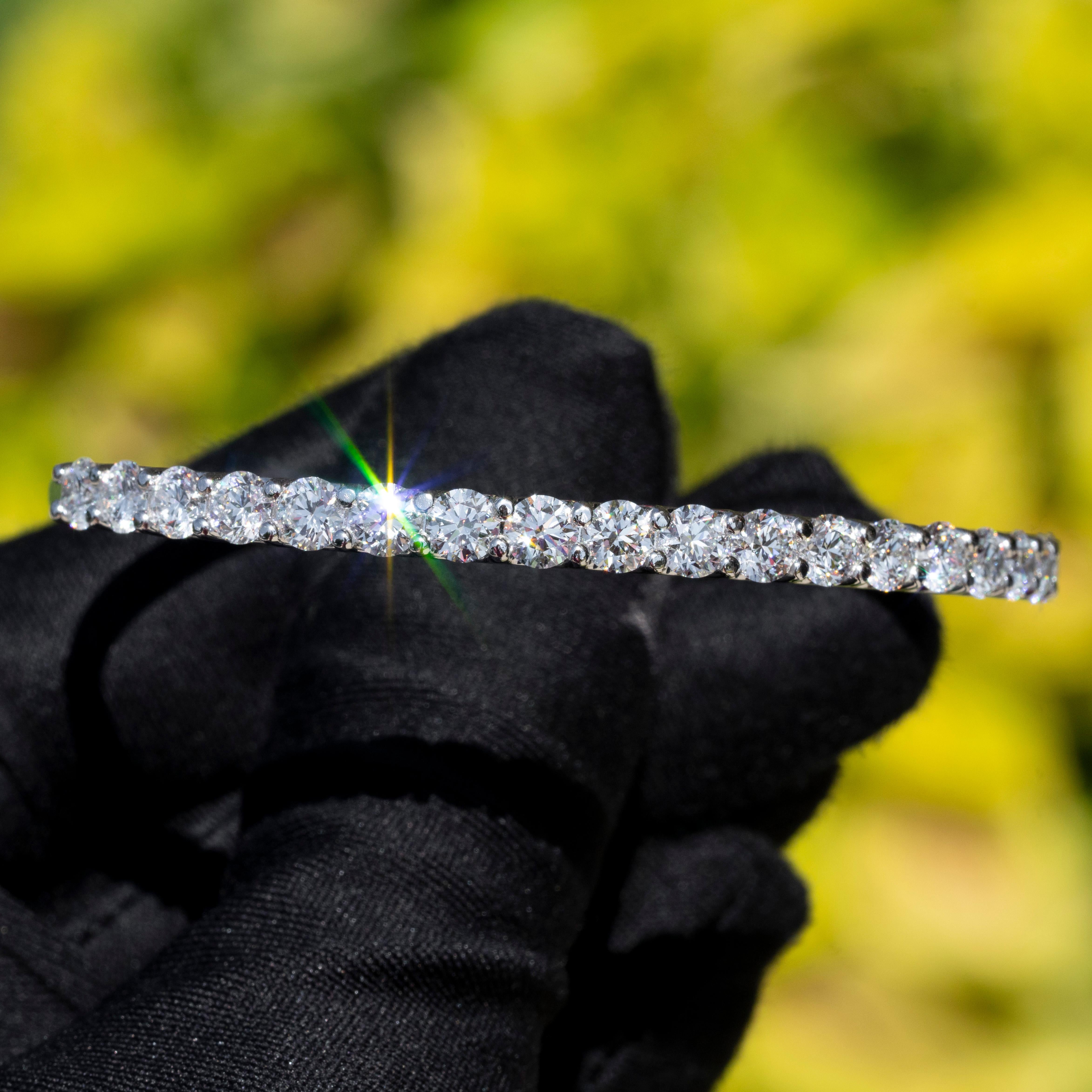 Dieses elegante Armreifarmband aus 18 Karat Weißgold ist mit 6,65 Karat natürlichen, runden Brillanten besetzt und hat 18 Steine. Die Diamanten sind GIA-zertifiziert mit der Farbe D und der Reinheit 