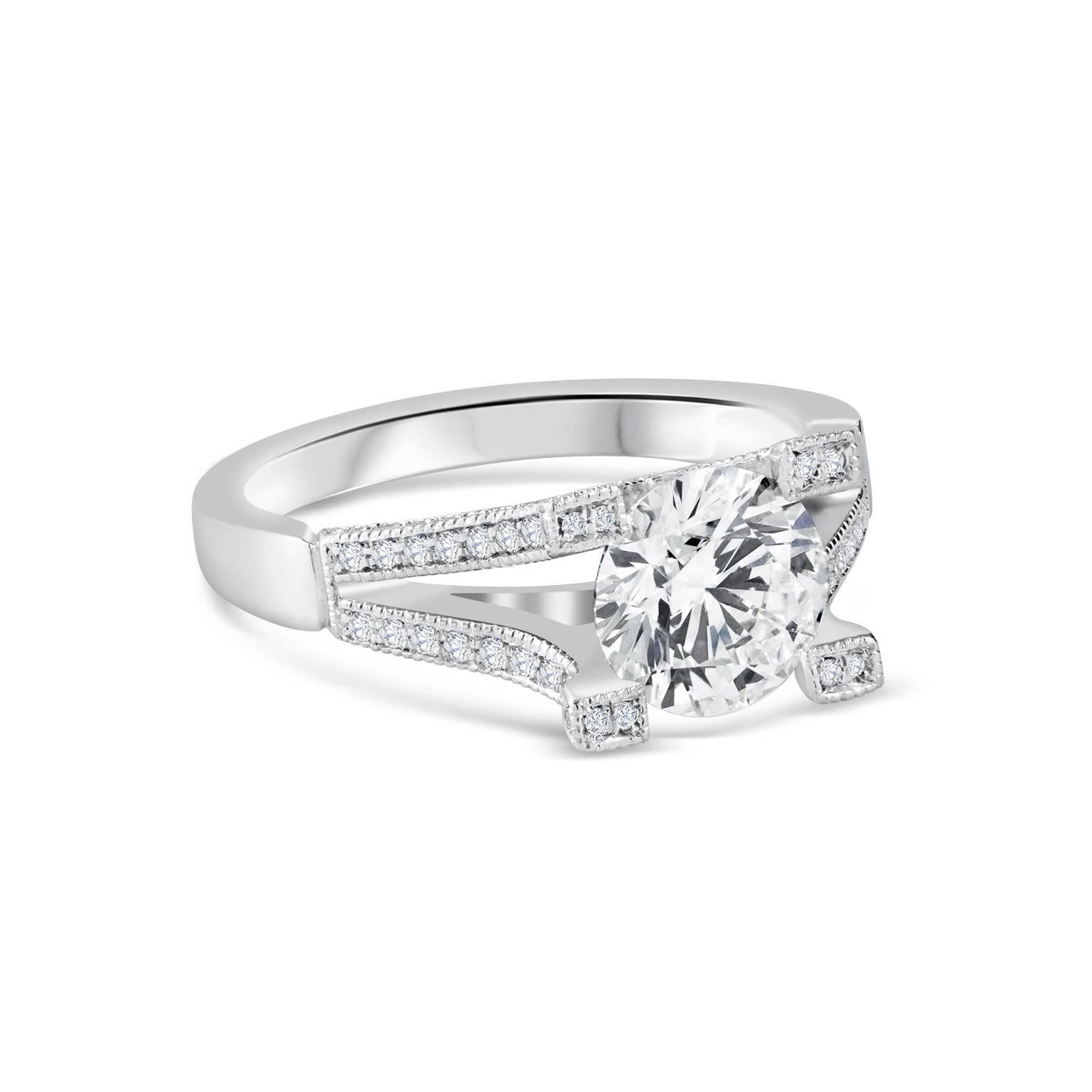 dieser Ring ist Teil der originellen Kollektion diamantener Verlobungsringe von Roman Malakov. Ein 1,62 Karat schwerer, GIA-zertifizierter (F-VVS2) Diamant schwebt elegant in der Fassung und tanzt im Scheinwerferlicht. Der Diamant ist sicher in