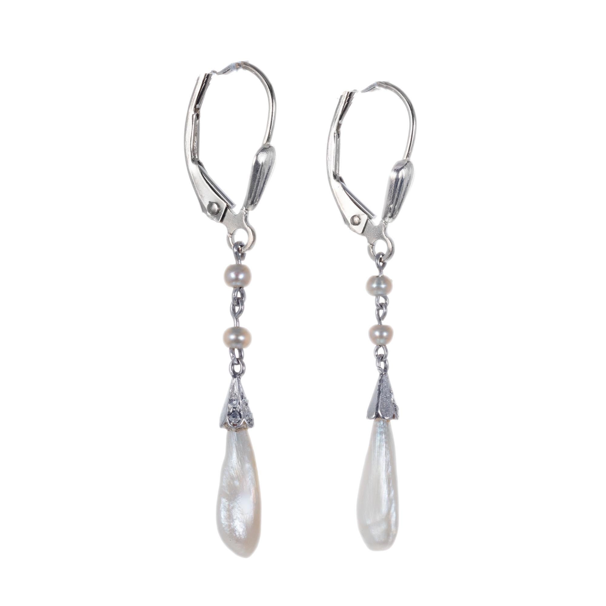 Orecchini a goccia con perle e diamanti antichi dei primi anni del 1900. Perle d'acqua dolce naturali certificate GIA con 12 diamanti taglio old mine. Oro bianco 14 carati con montatura Euro. 

2 perle naturali bianche barocche d'acqua dolce