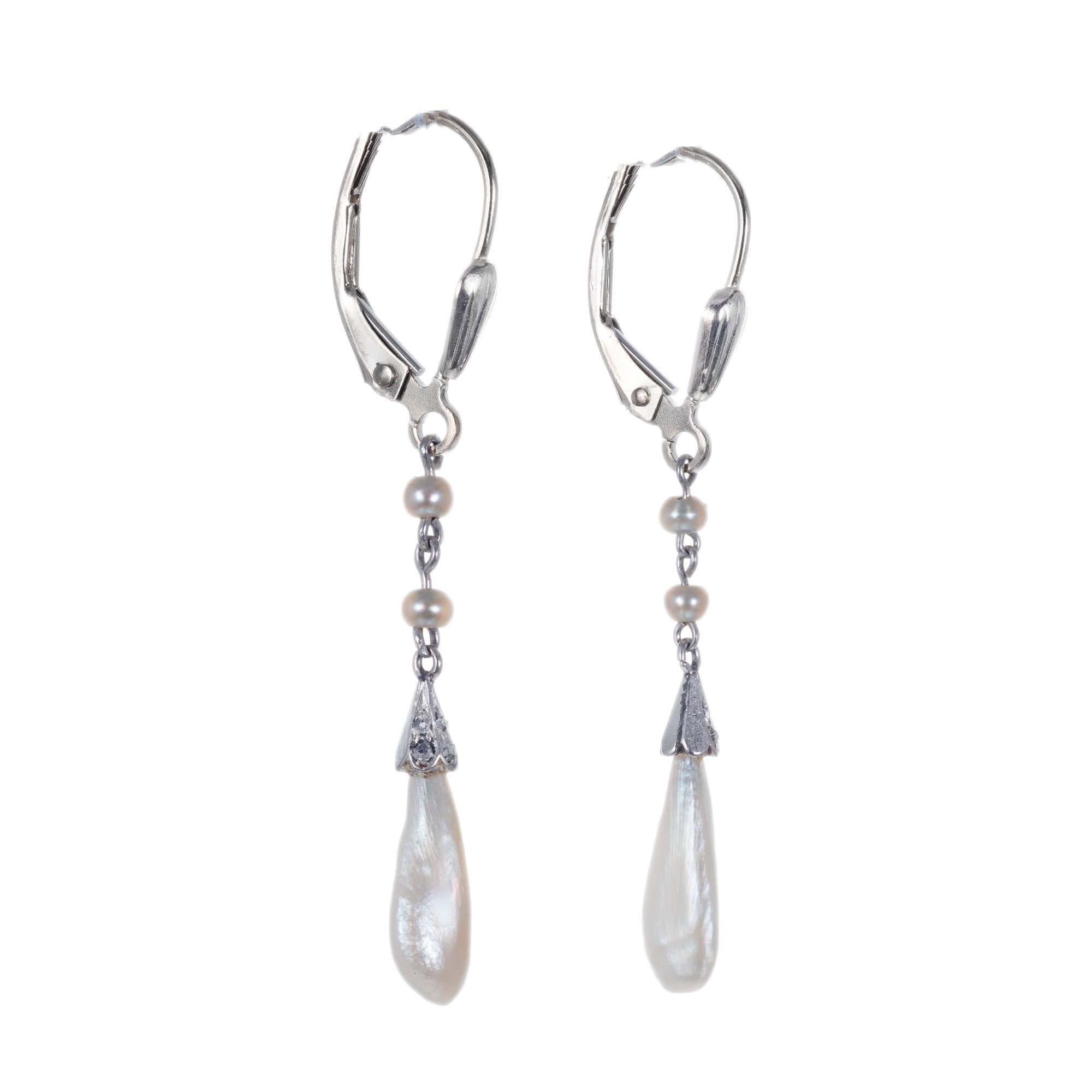 Boucles d'oreilles pendantes en perles et diamants antiques du début des années 1900. Perles d'eau douce naturelles certifiées GIA, rehaussées de 12 diamants taille ancienne. en or blanc 14k avec capsules Euro. 

2 perles d'eau douce baroques