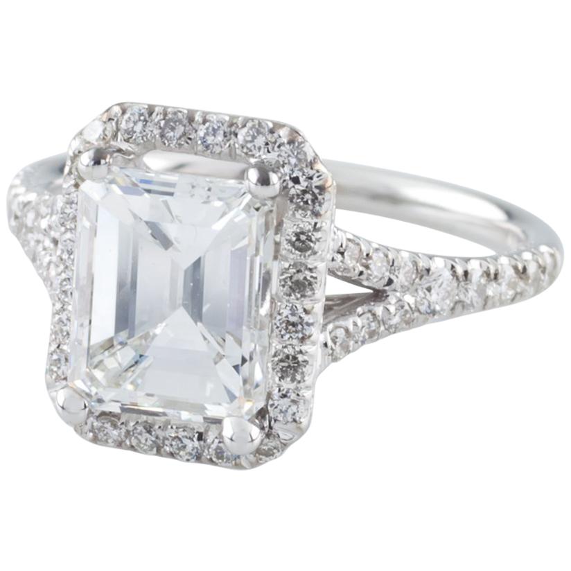 GIA zertifiziert Gold 1,94 Karat Smaragdschliff Diamant Solitär Ring mit Akzenten im Angebot