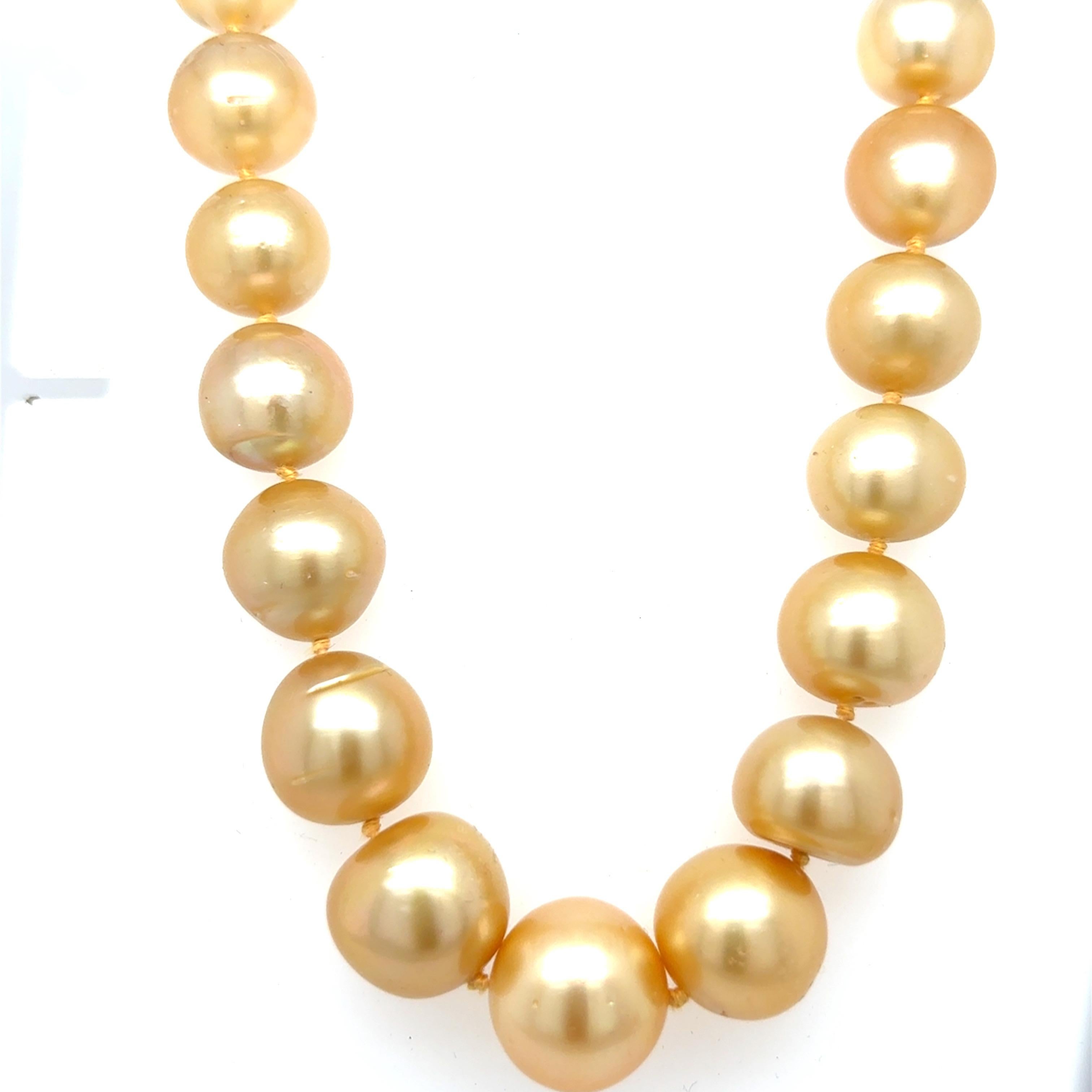 Certificata GIA e splendidamente incatenata a mano, questa collana graduata presenta 37 perle dorate dei Mari del Sud, rinomate per il loro ricco e luminoso splendore. Le perle variano da 10,09 mm a 14,81 mm e insieme pesano 88,51 grammi, creando un